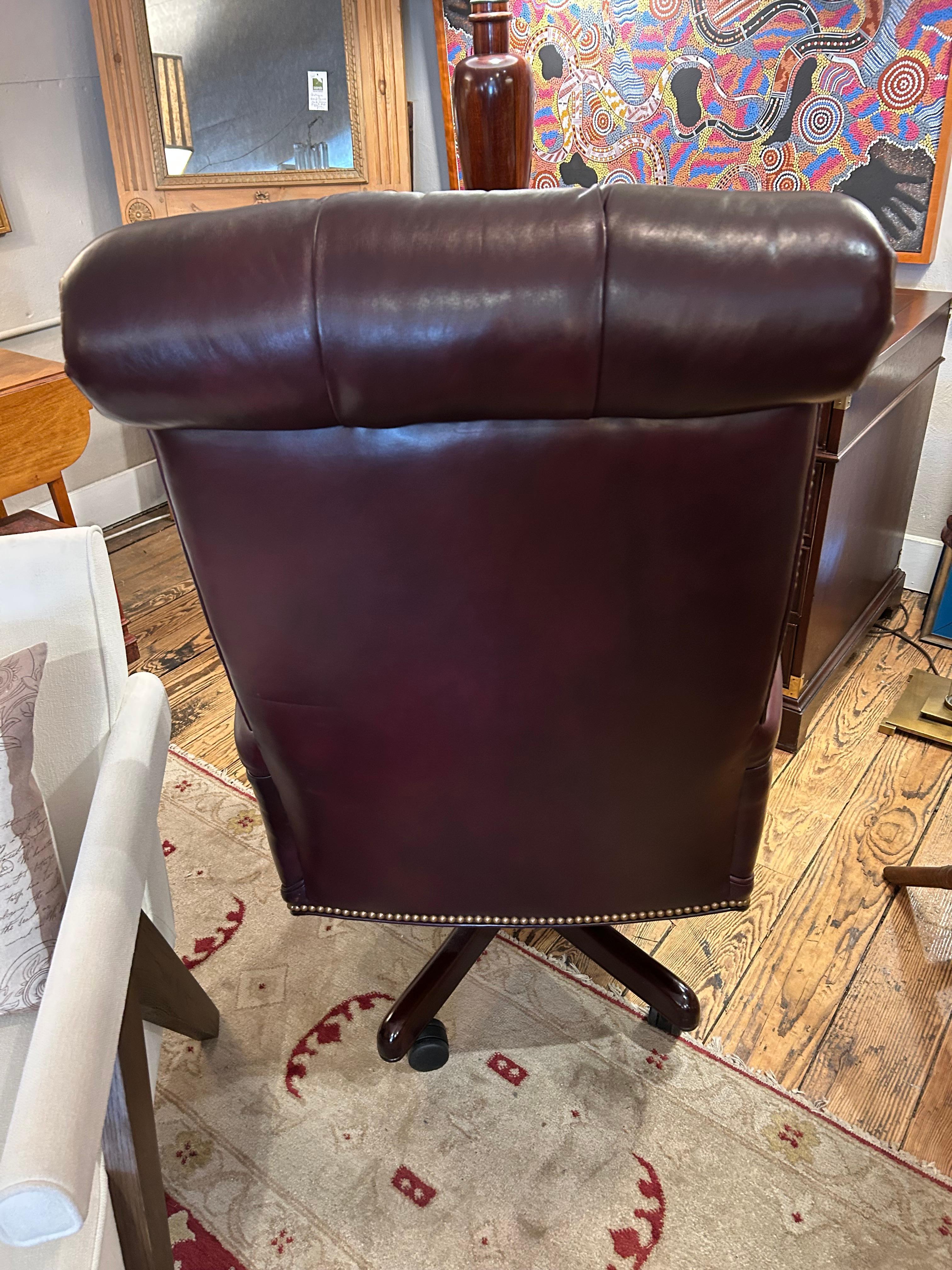 Plush Hancock & Moore Drehbarer Schreibtischstuhl aus Leder im Chesterfield-Stil im Angebot 2
