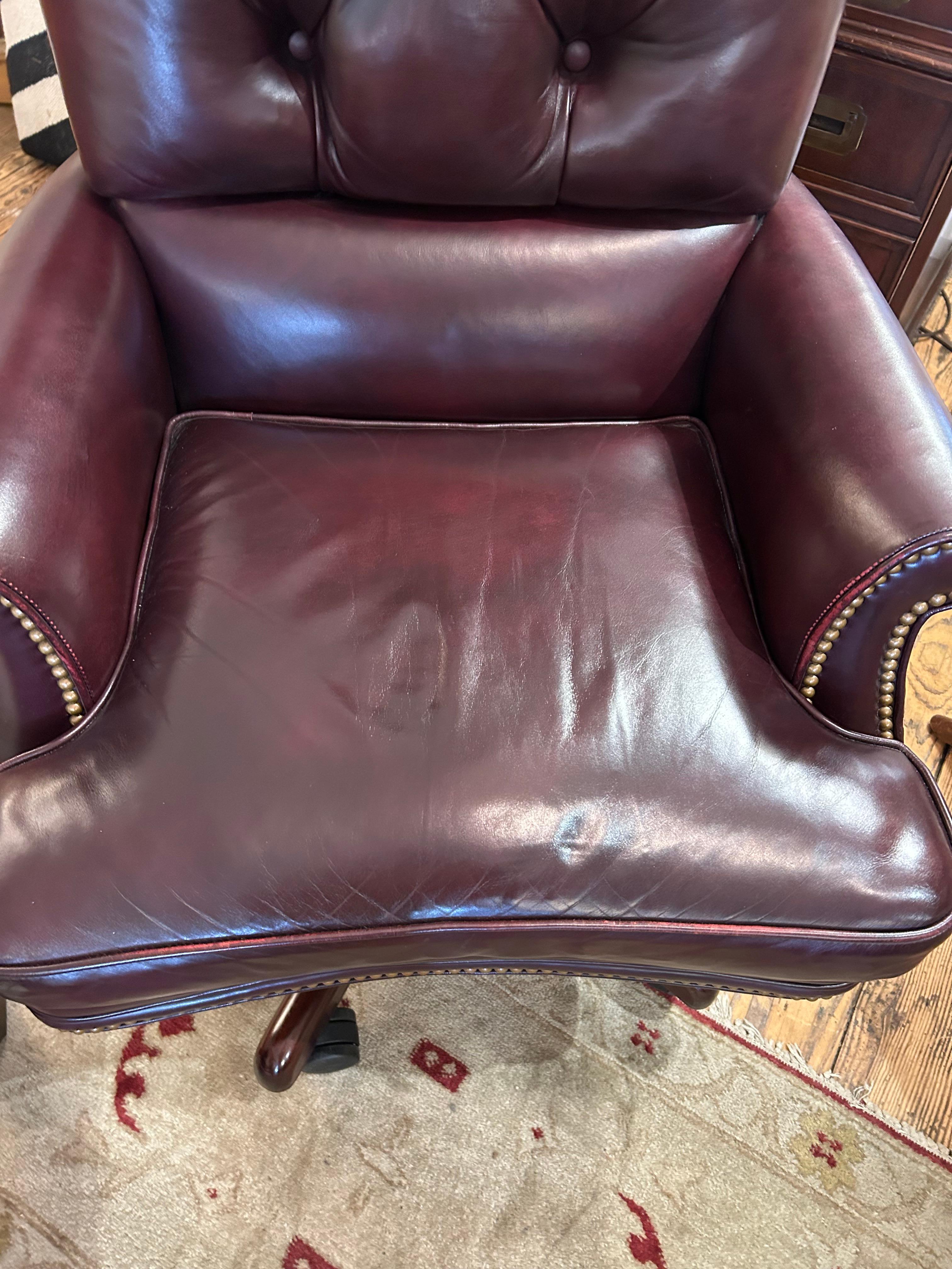Plush Hancock & Moore Drehbarer Schreibtischstuhl aus Leder im Chesterfield-Stil im Angebot 3
