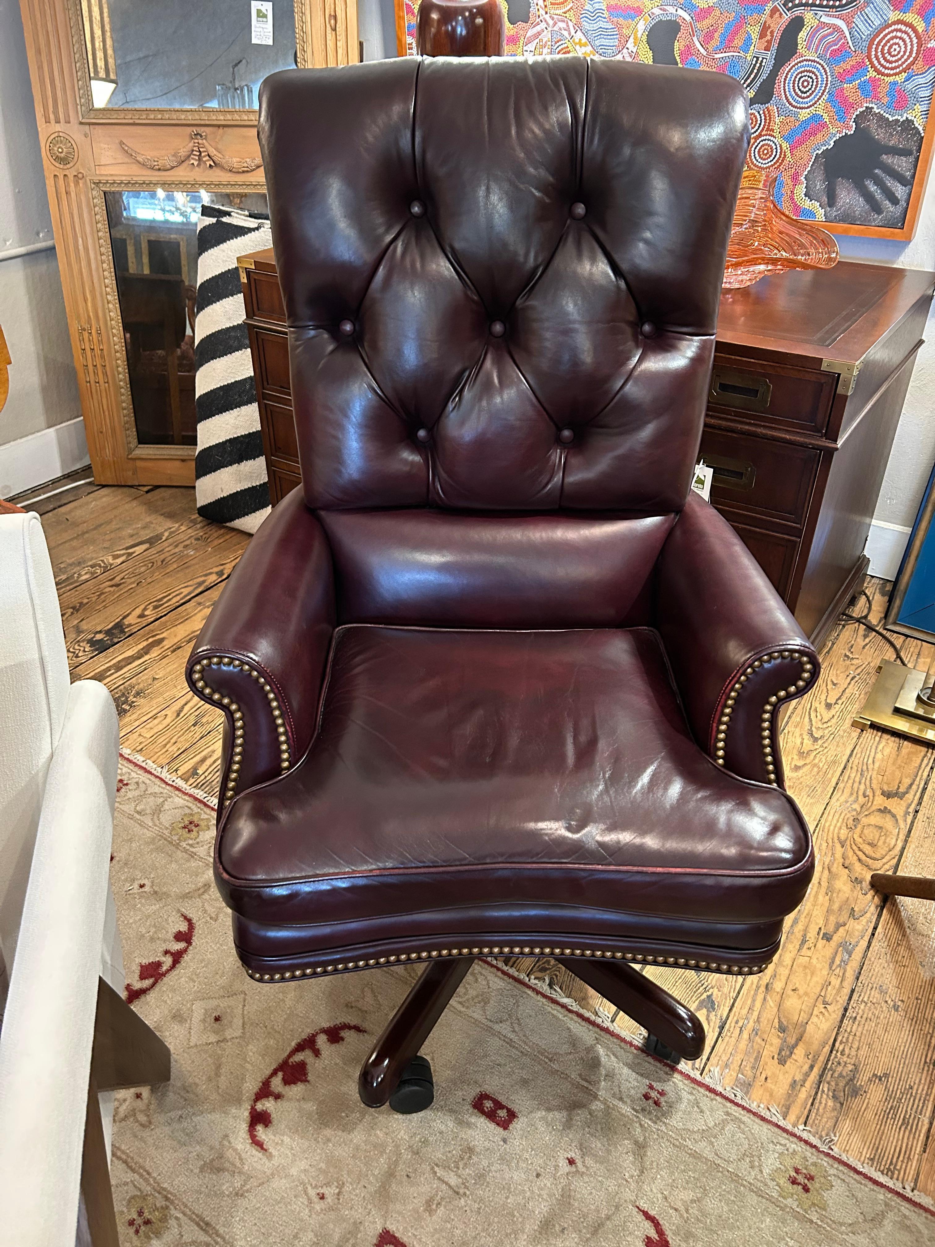 Plush Hancock & Moore Drehbarer Schreibtischstuhl aus Leder im Chesterfield-Stil im Angebot 4