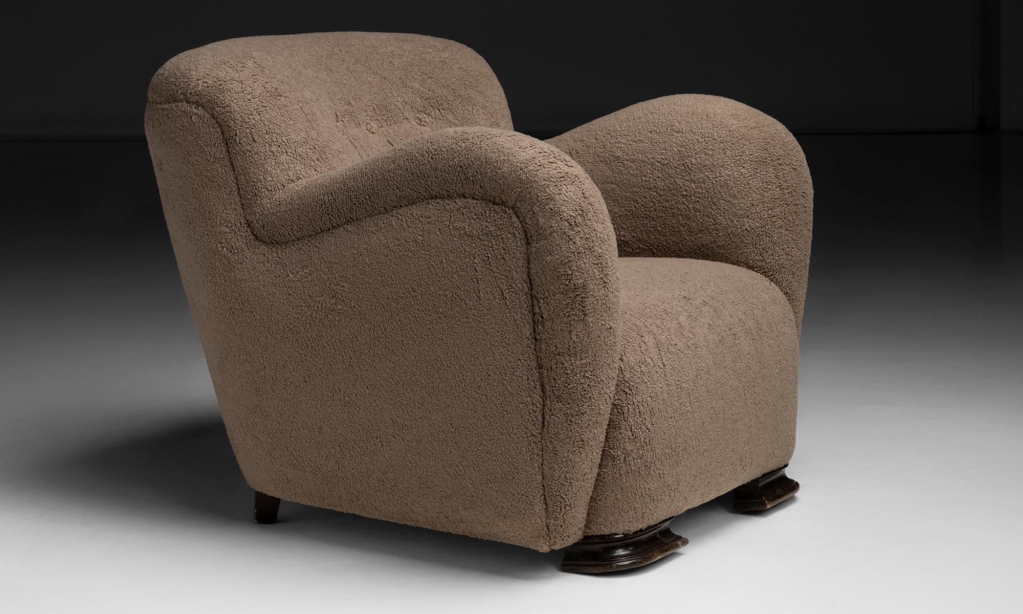 Dänemark, 1960
Loungesessel im Stil von Flemming Lassen mit Füßen aus Buche, neu gepolstert mit Plüschstoff von Knoll.
31