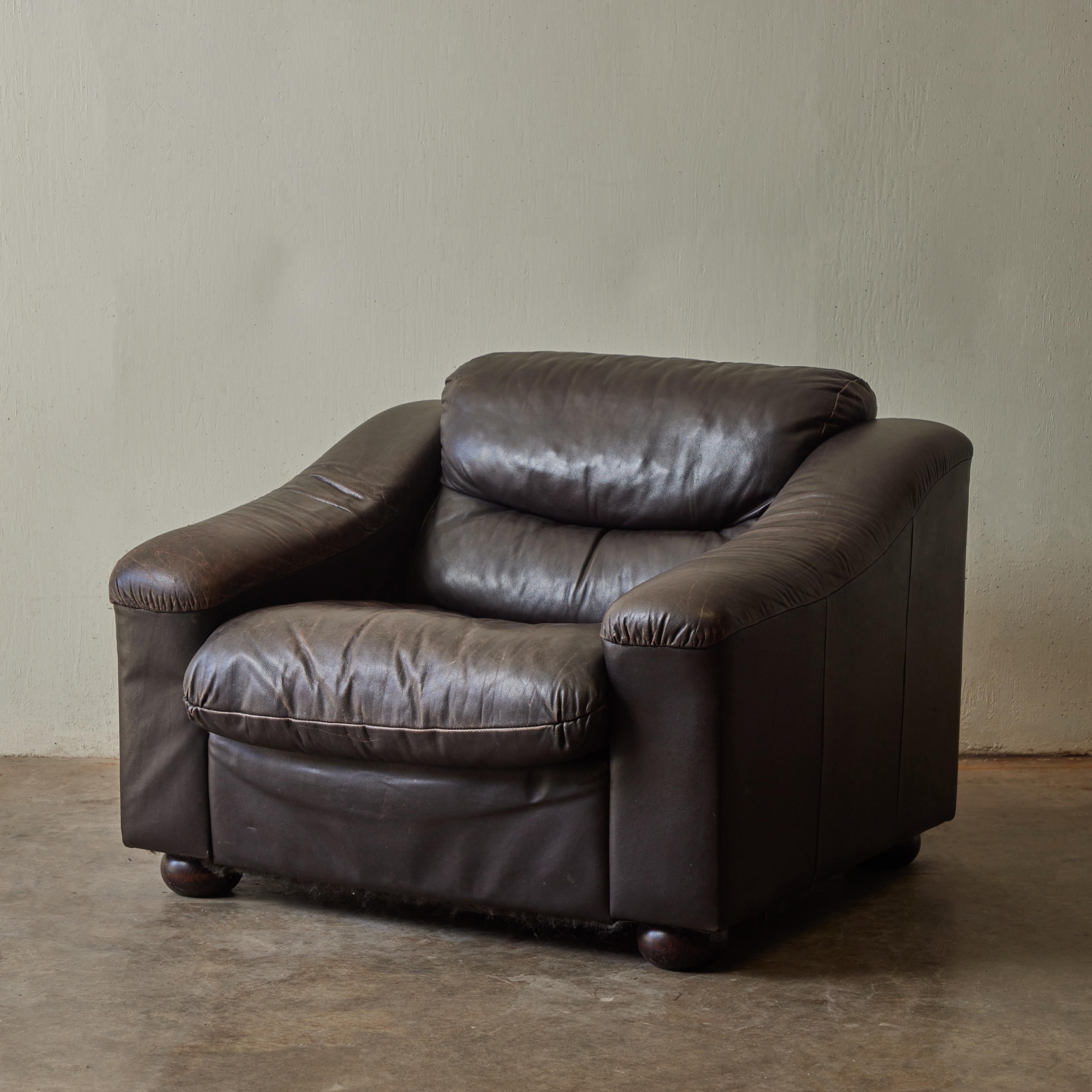 Français Fauteuil bas en cuir pelucheux, vers 1900 en vente