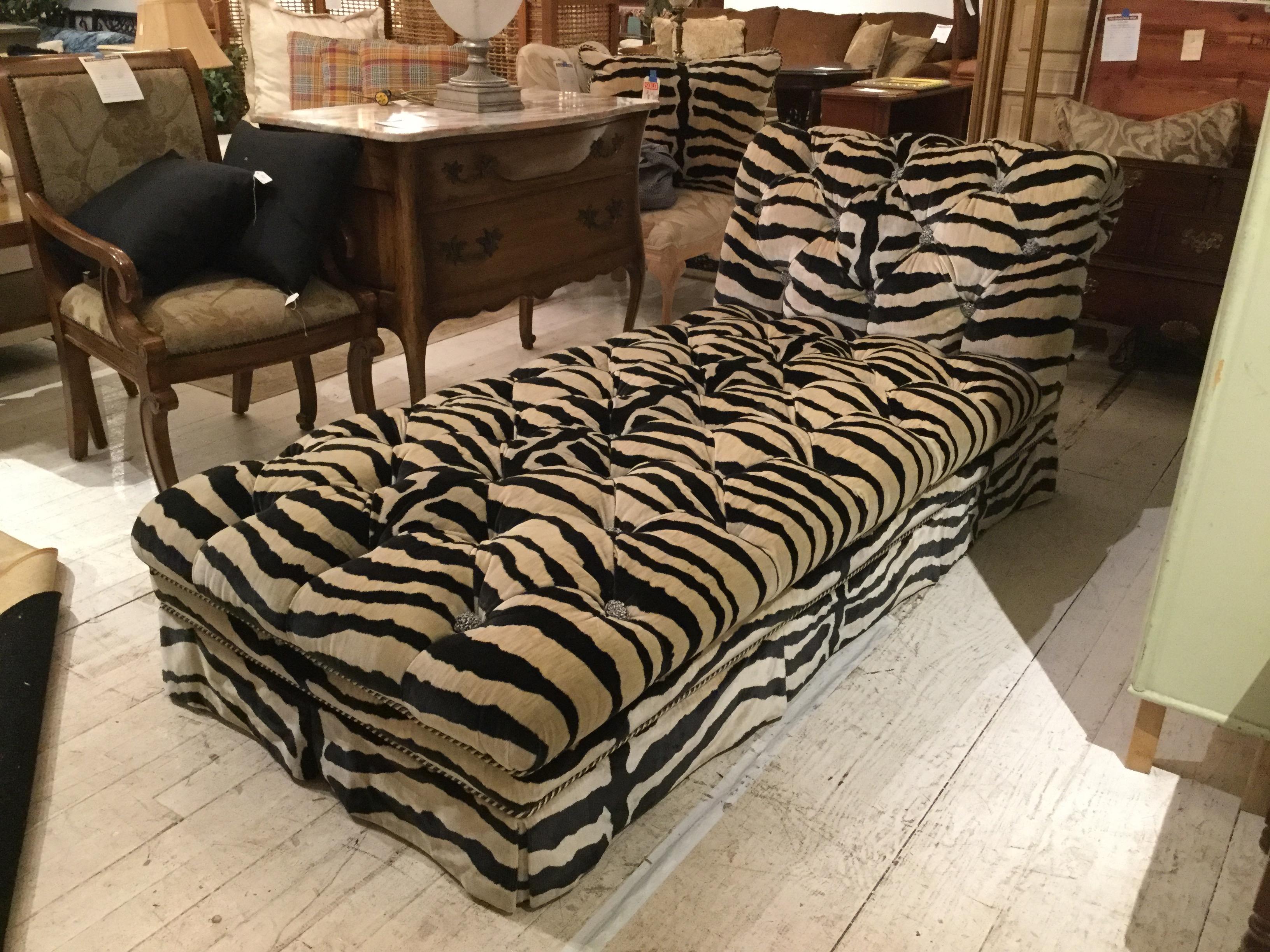 Plush Movie Star Animal Print Velvet Tufted Chaise Lounge In Excellent Condition In Hopewell, NJ