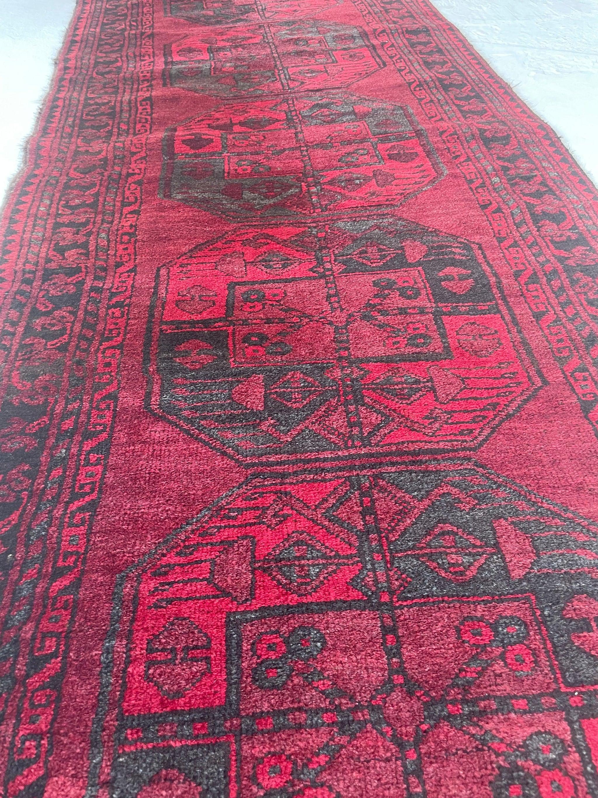 Plush Rich Juicy Strawberry & Pomegranate Vintage Runner, c.1940-50's In Good Condition For Sale In Milwaukee, WI