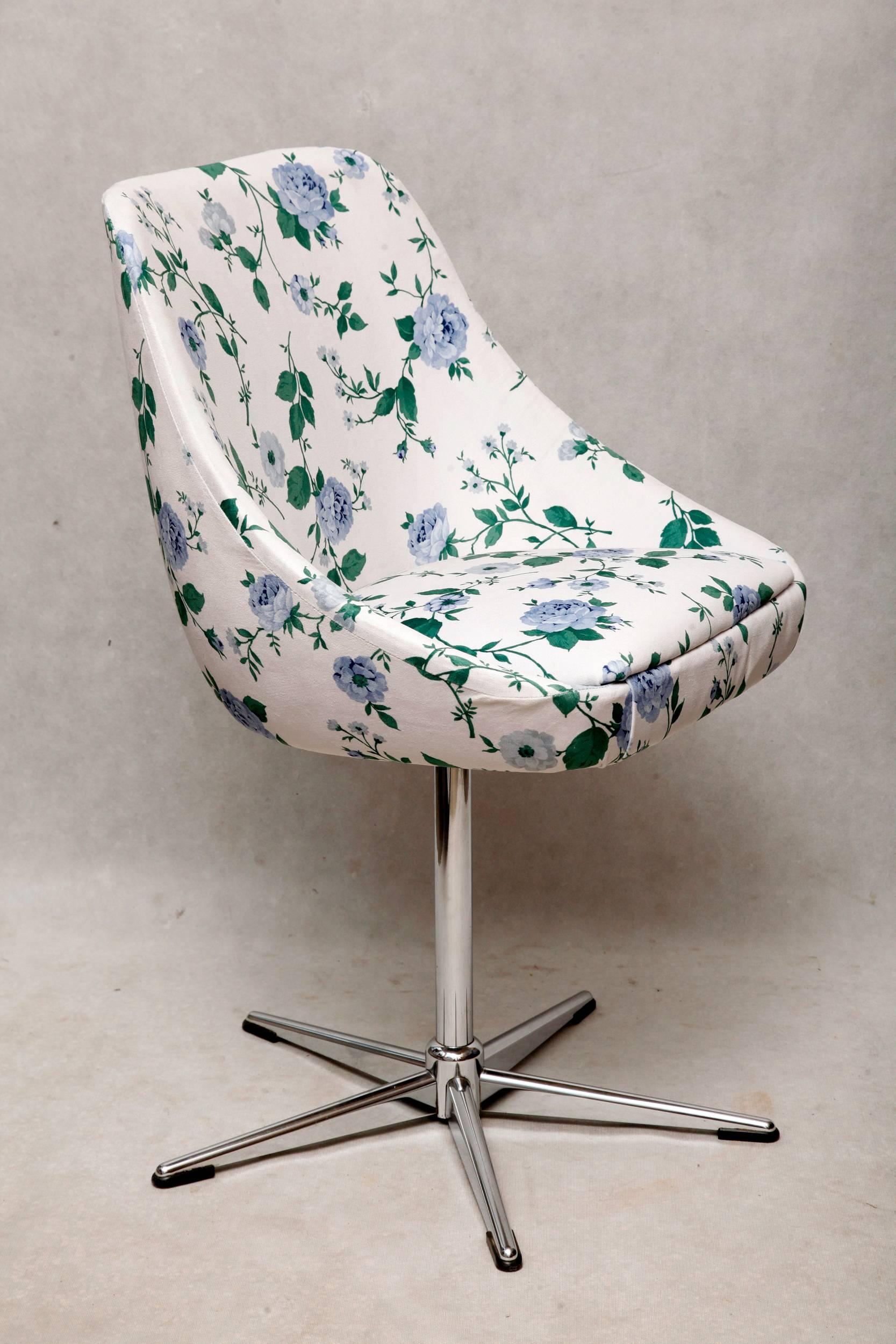 Plush Swivel Chair, Chrome, White and Floar, Poland, 1970s For Sale 3