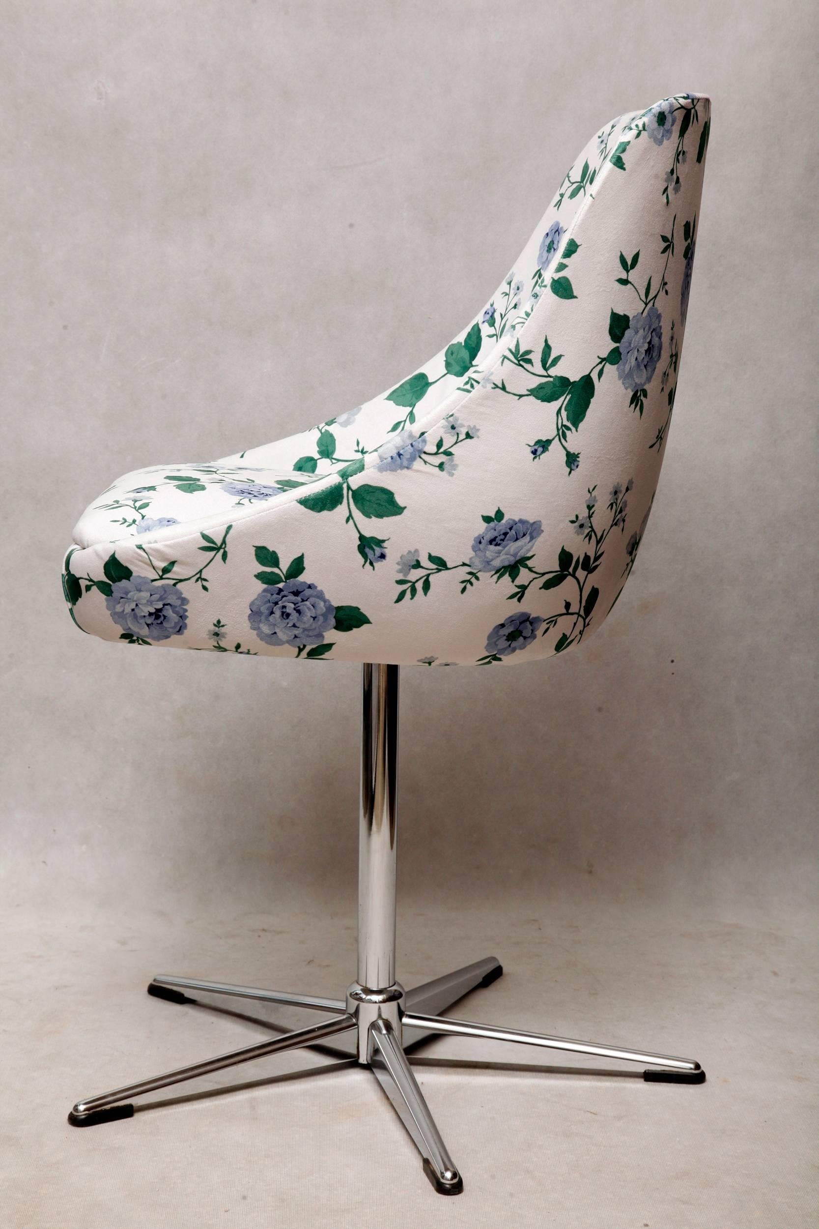 Plush Swivel Chair, Chrome, White and Floar, Poland, 1970s For Sale 1