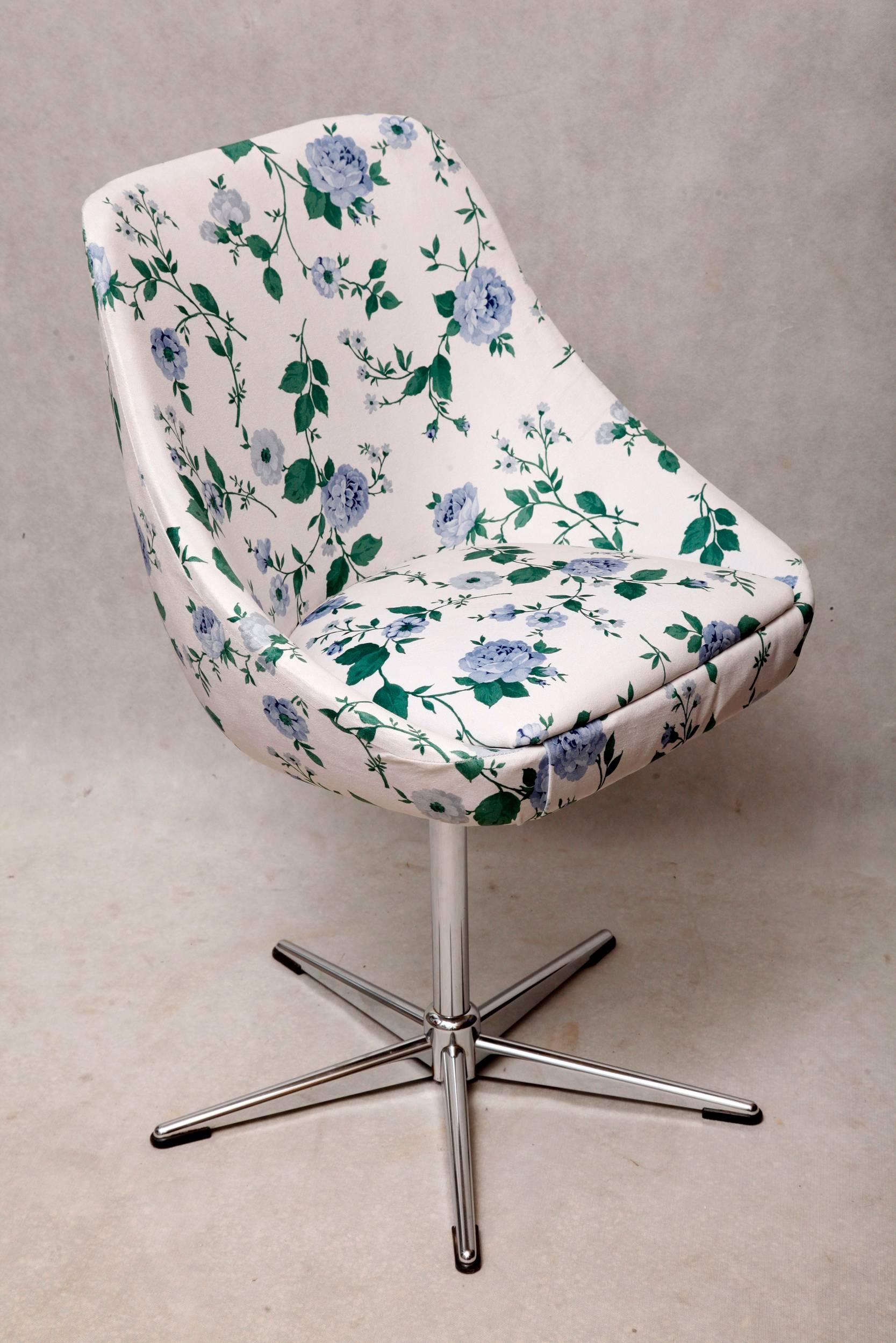 Plush Swivel Chair, Chrome, White and Floar, Poland, 1970s For Sale 2