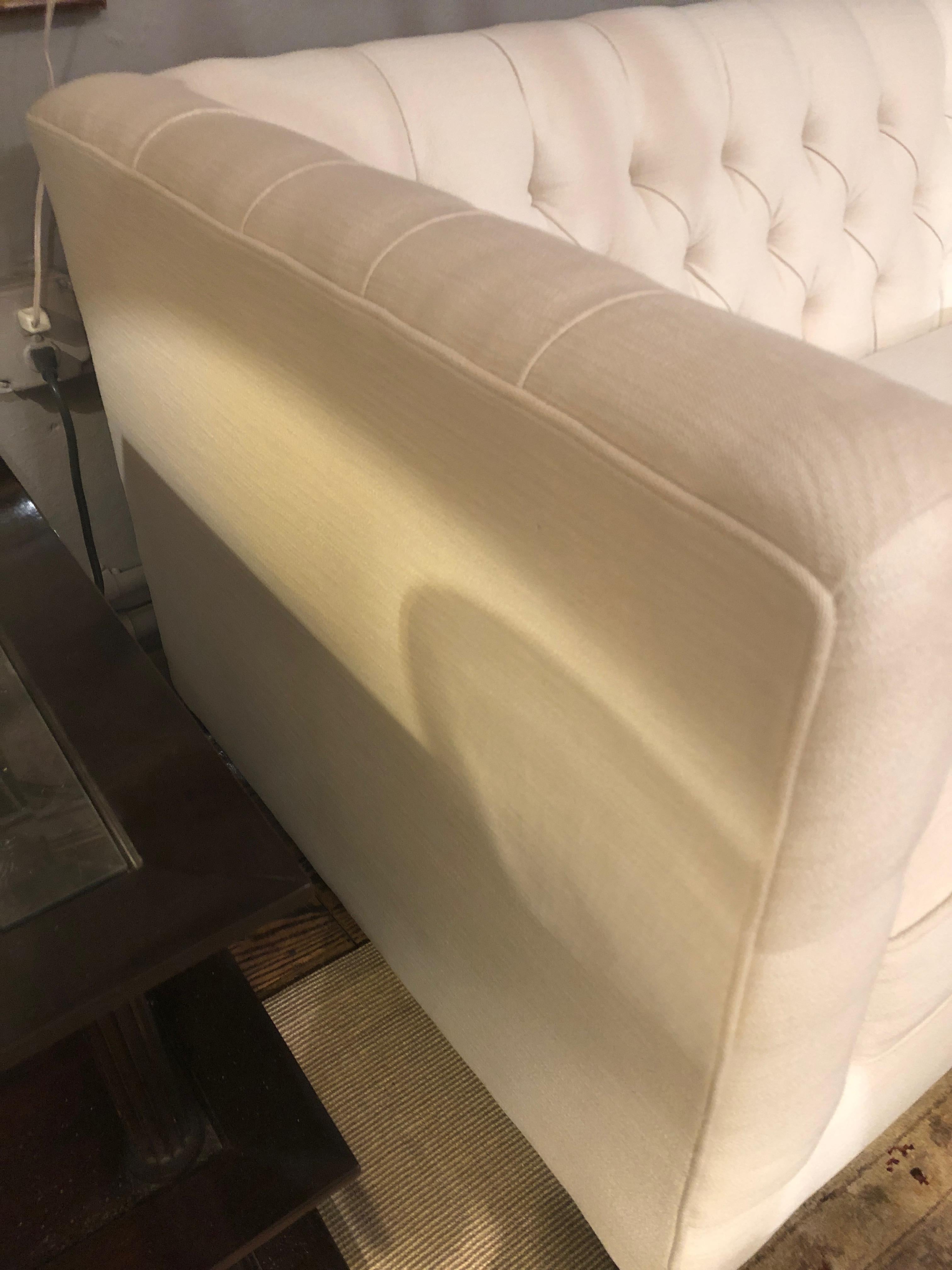 Plush Tufted Box Shaped White Upholstered Loveseat In Excellent Condition In Hopewell, NJ