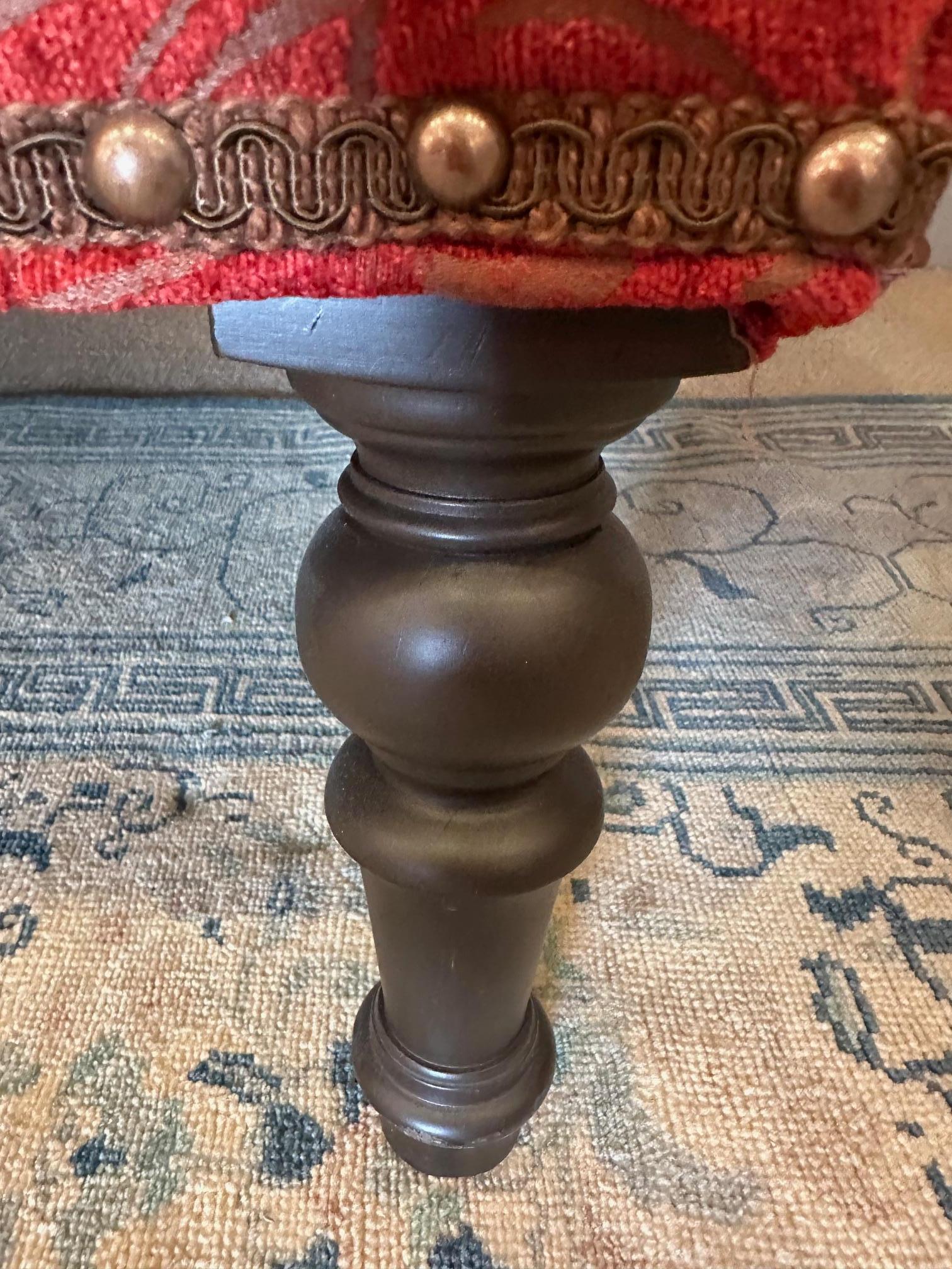 Plüsch gepolstert Arhaus Tufted Loveseat im Angebot 4
