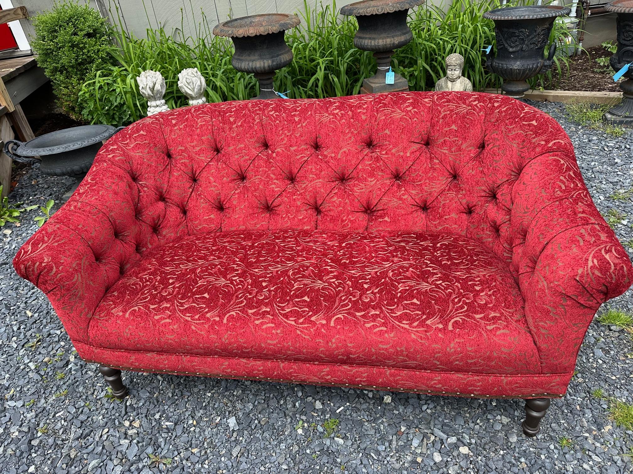 
Plüschgepolsterter, getufteter Sessel von Arhaus.  Passende Clubsessel erhältlich. 
Sitz:  22
