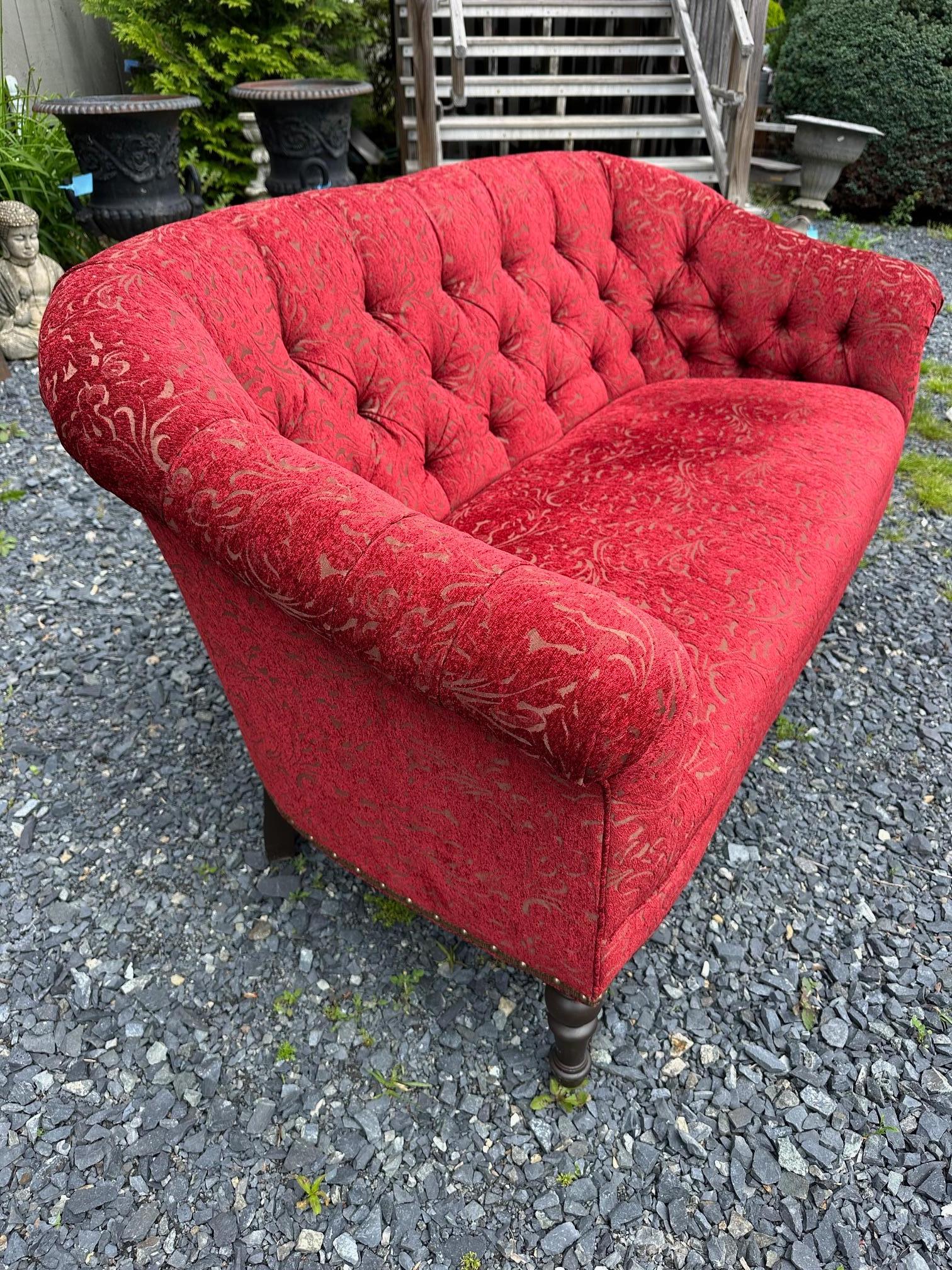Plüsch gepolstert Arhaus Tufted Loveseat (amerikanisch) im Angebot