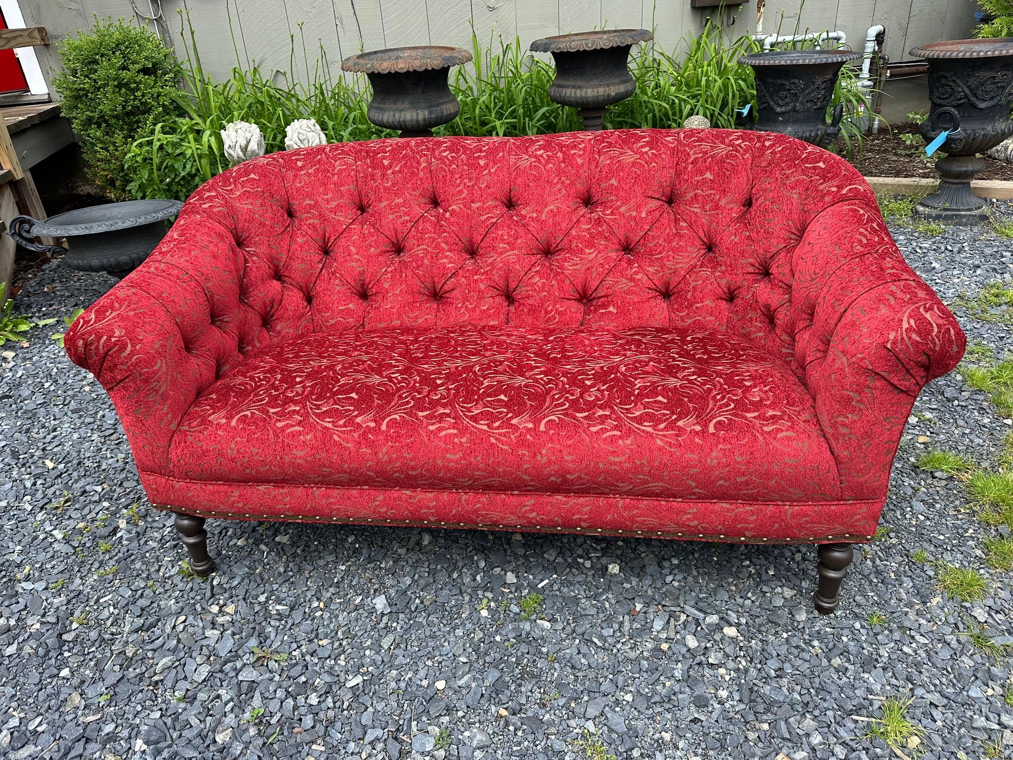 Plüsch gepolstert Arhaus Tufted Loveseat (21. Jahrhundert und zeitgenössisch) im Angebot