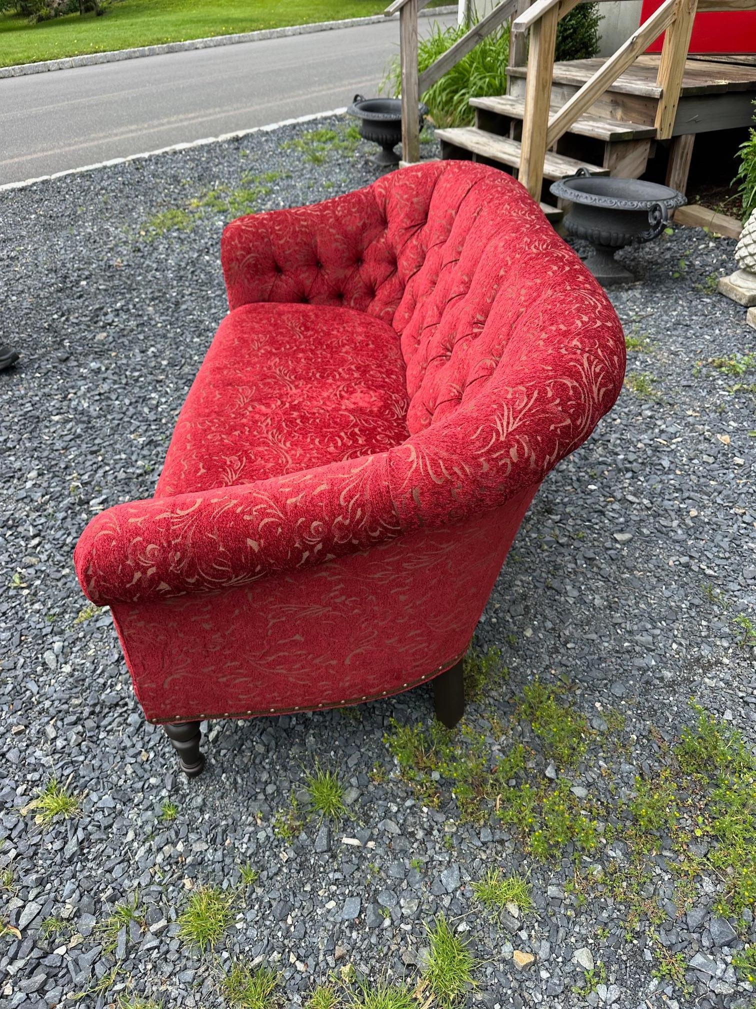 Plüsch gepolstert Arhaus Tufted Loveseat (Polster) im Angebot