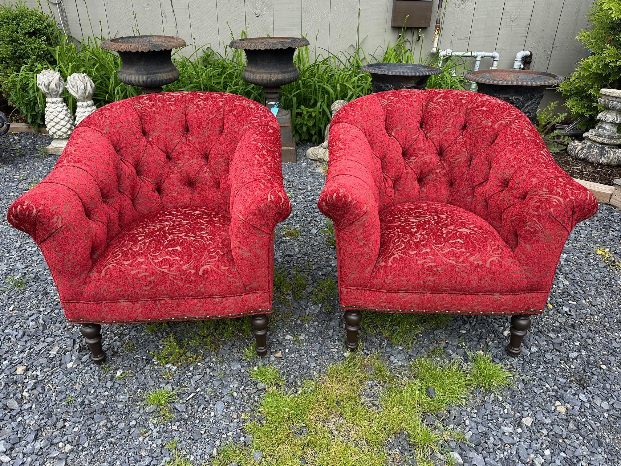 Plüsch gepolstert Arhaus Tufted Loveseat im Angebot 2