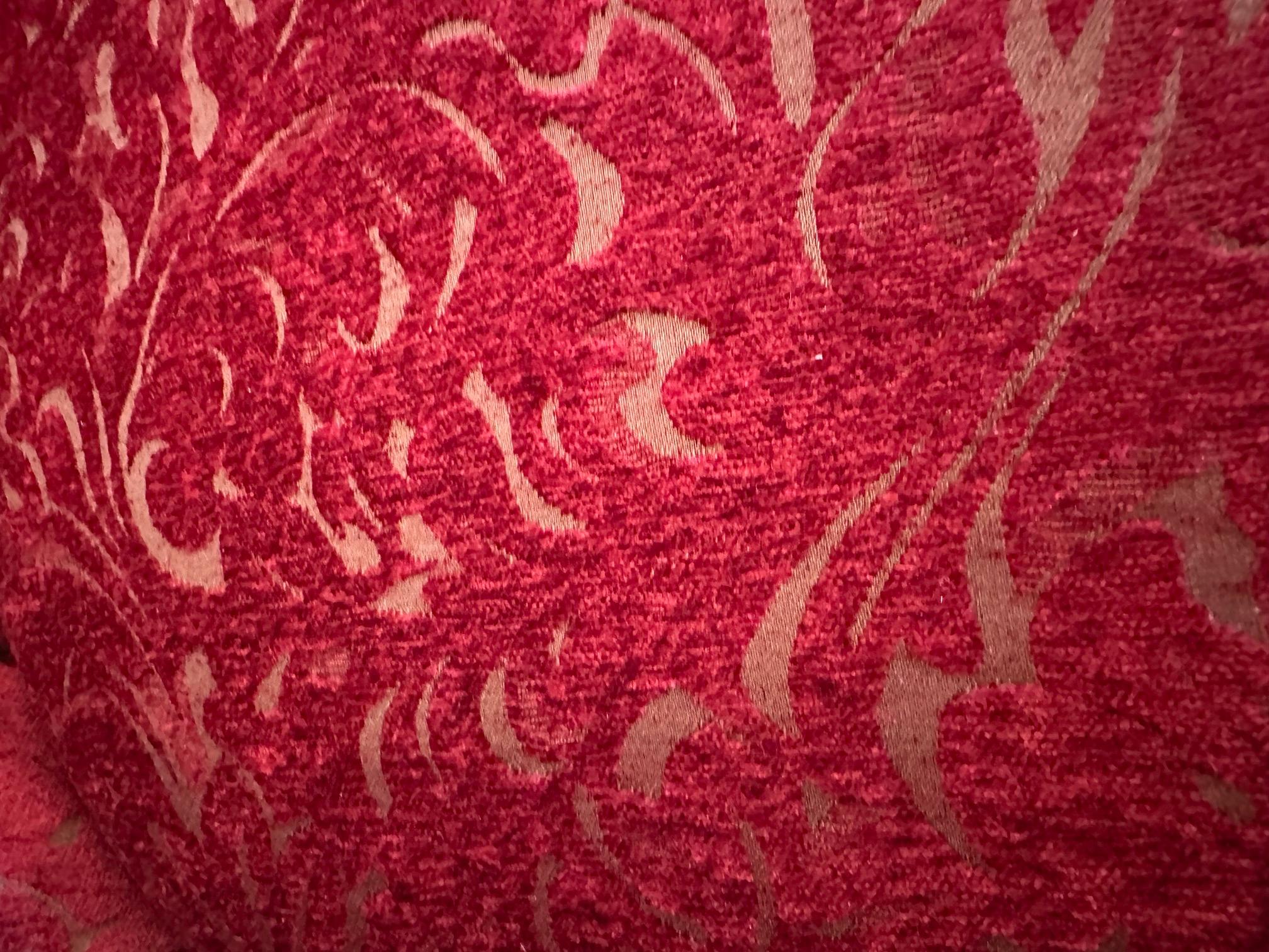 Plüsch gepolstert Arhaus Tufted Loveseat im Angebot 3