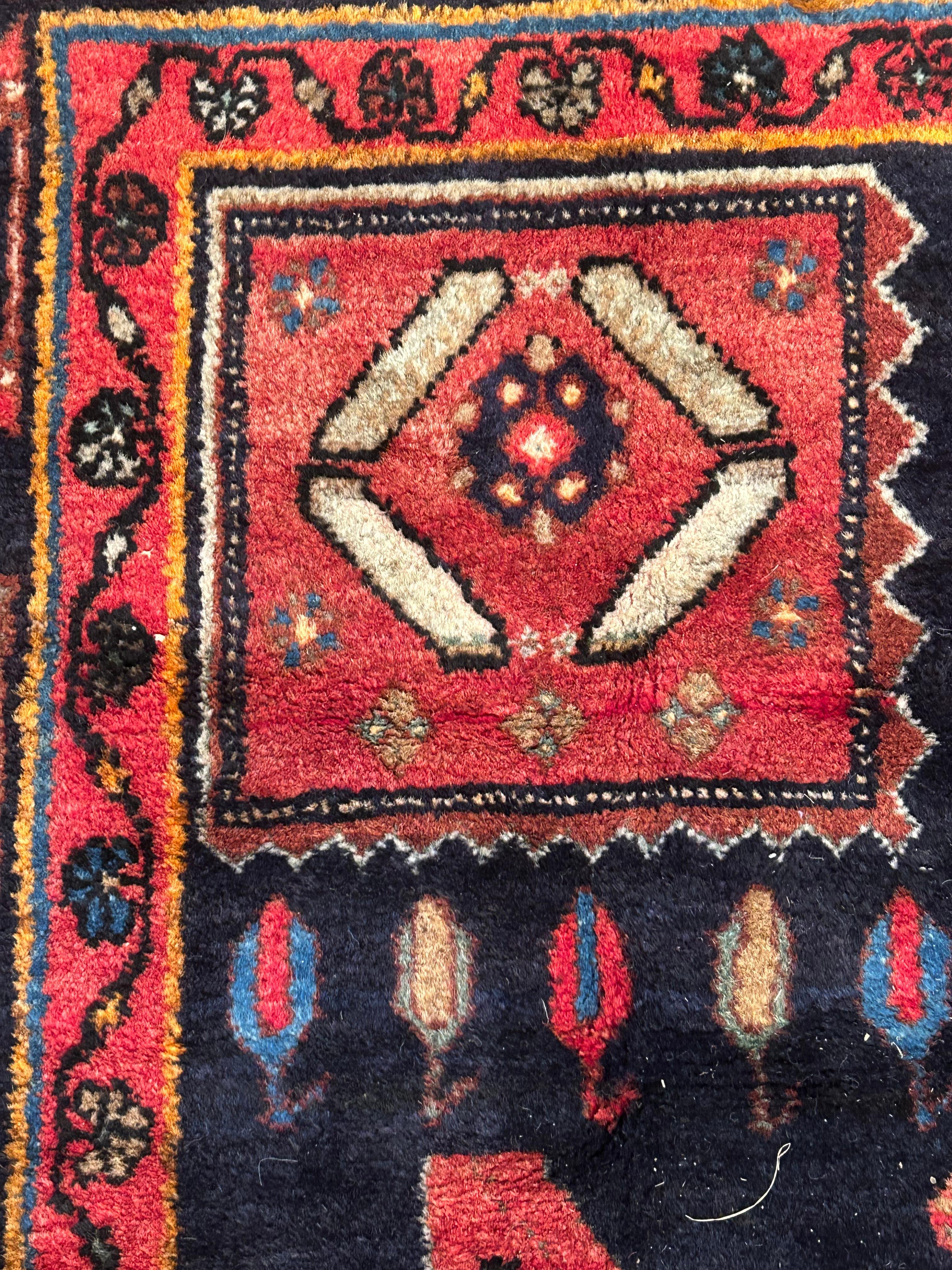 Alfombra Sultanabad Vintage de felpa con tonos joya Persa en venta