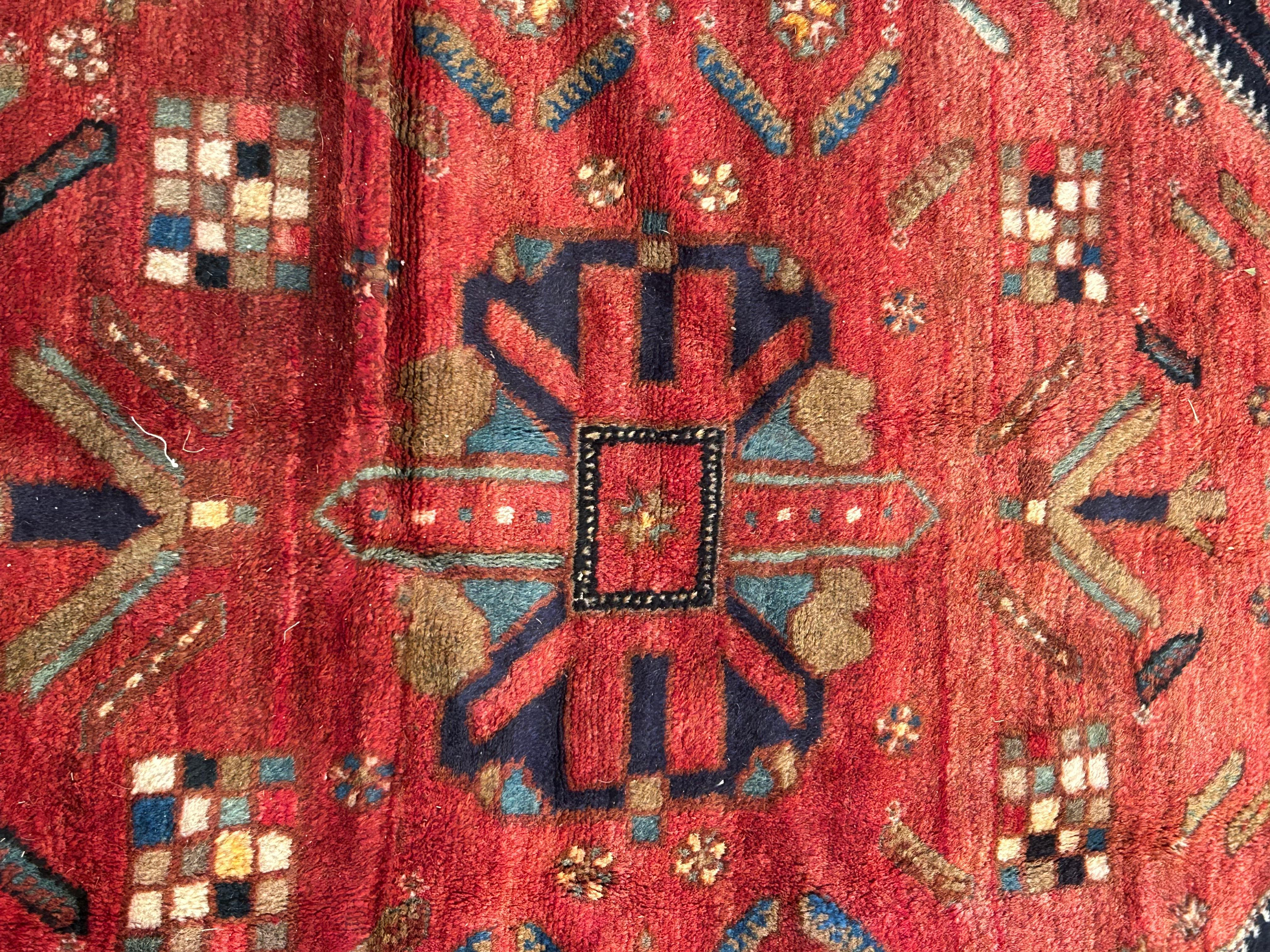 Alfombra Sultanabad Vintage de felpa con tonos joya Lana en venta