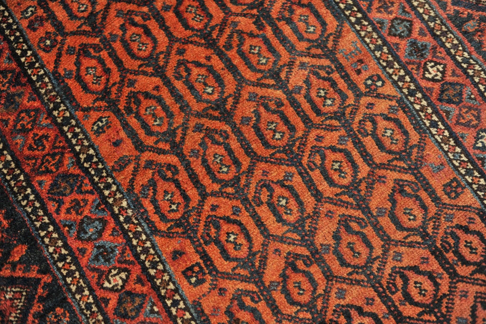 Swasti Plüsch Wolle Apricot Boteh Design Vintage Läufer

Über: Dies ist ein fantastisches Stück mit einem ikonischen boteh Design und gefüllt mit zufälligen Tiermotiven, die Zeichen des Schutzes sind. Die Boteh-Motive sind Zeichen für