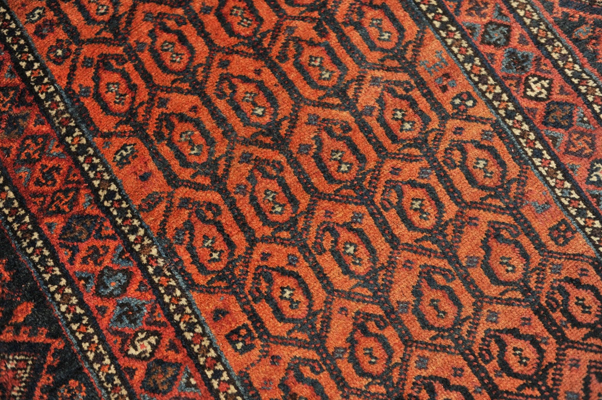 Tapis roulant en laine pelucheuse Swasti Apricot Boteh Design Vintage

À propos : Il s'agit d'une pièce fantastique avec un design boteh iconique et remplie de motifs d'animaux aléatoires qui sont des signes de protection. Les motifs boteh sont des