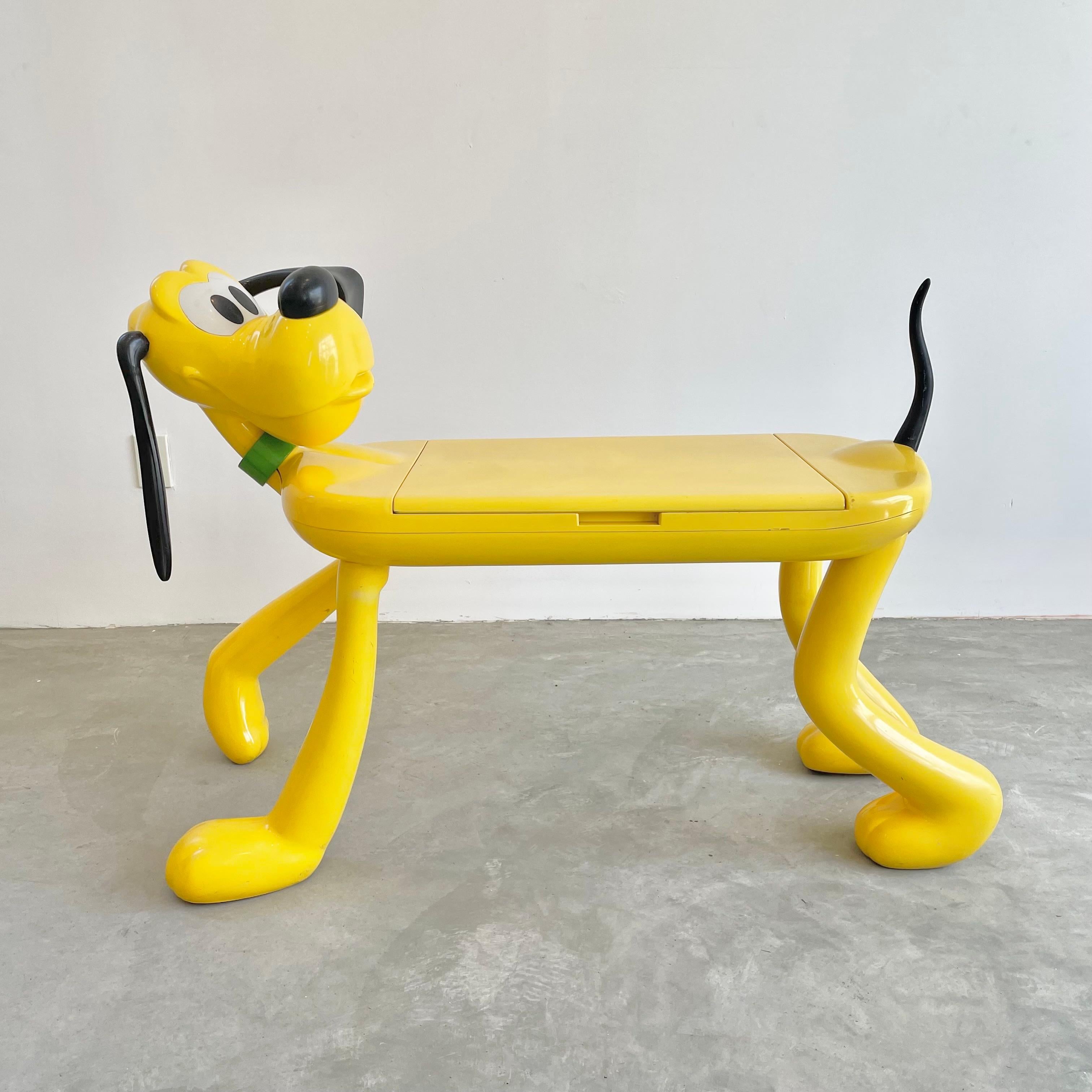 Incredibile scrivania di Pluto disegnata da Pierre Colleu e prodotta da Starform su licenza Disney negli anni '80. Prodotto in Francia. Realizzato in legno laminato, resina, plastica e gomma. I colori e il design vivaci rendono questa scrivania non