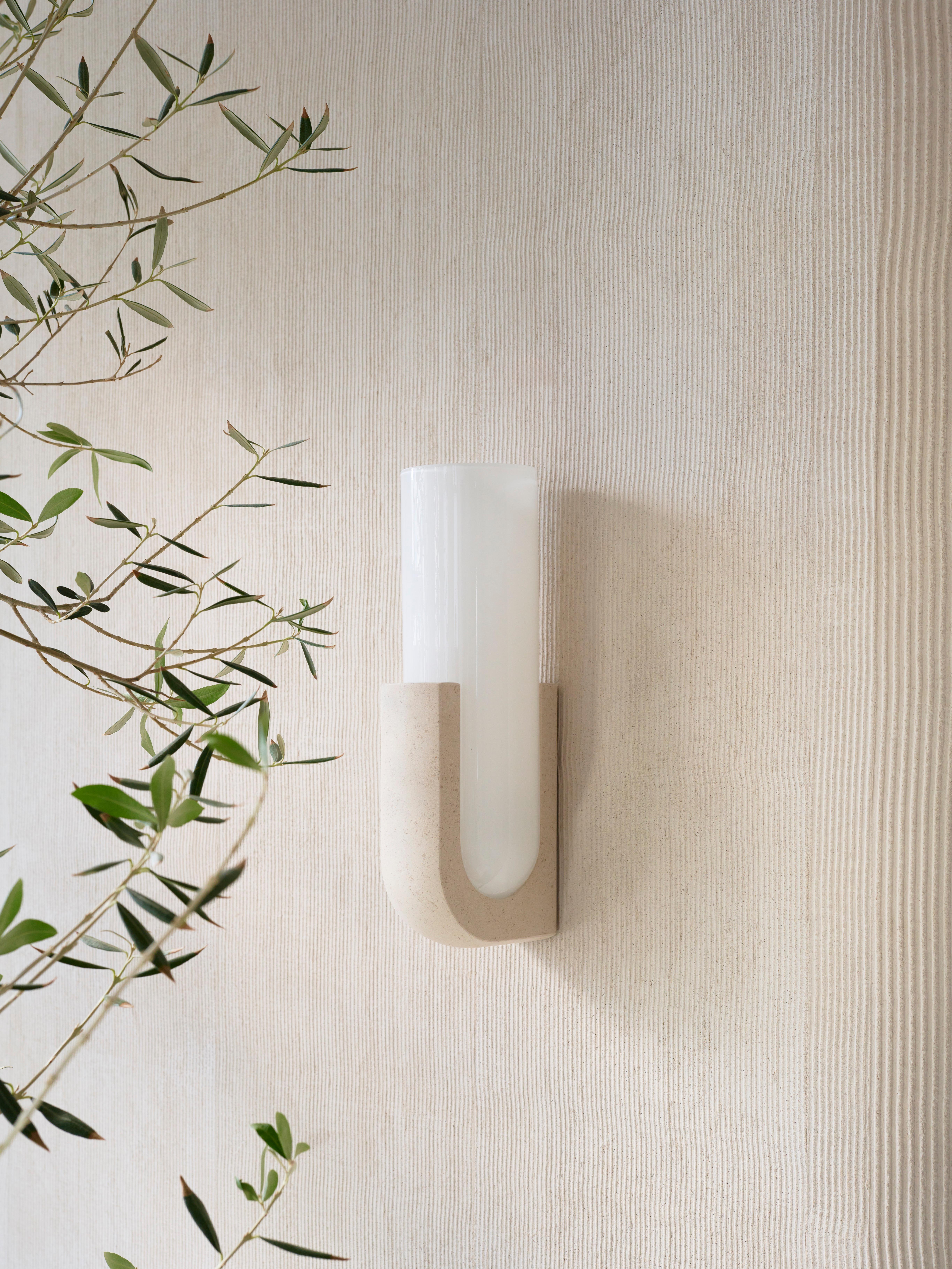 Wandleuchter Pluto aus Stein und Glas (Handgefertigt) im Angebot