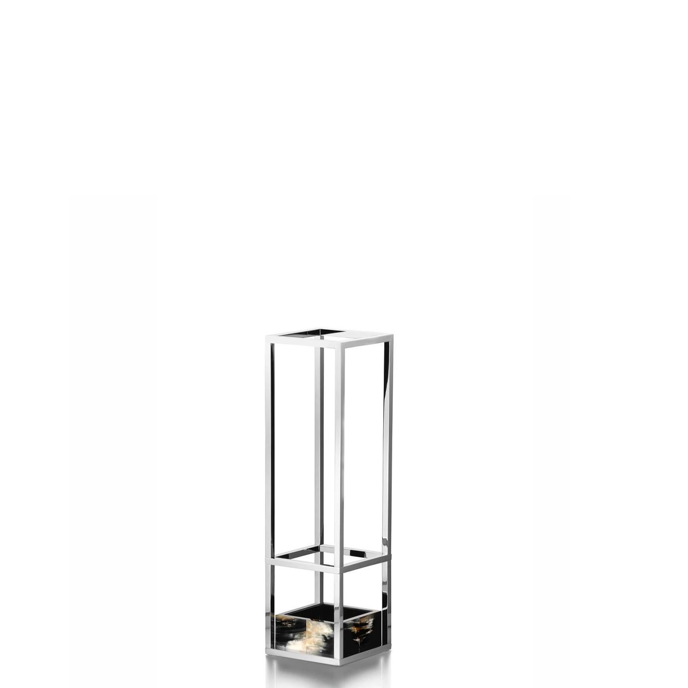 Stand de parapluie Pluvio par ARCAHORN
Dimensions : D&H 20 x L 20 x H 70 cm
MATERIAL : Horn, acier inoxydable, verre.

Porte-parapluie. Structure en acier inoxydable. Base en bois laqué noir brillant avec incrustations en corne foncée. Plateau en