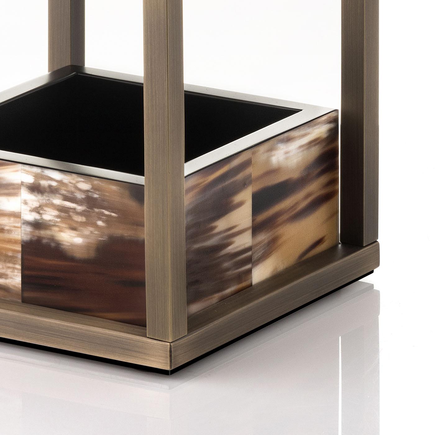 A stylish addition to any hallway, the Pluvio Umbrella stands strikes the perfect balance between timeless and modern. Boasting a geometrical structure in burnished brass, the stand is embellished by an inimitably elegant base in matte Corno