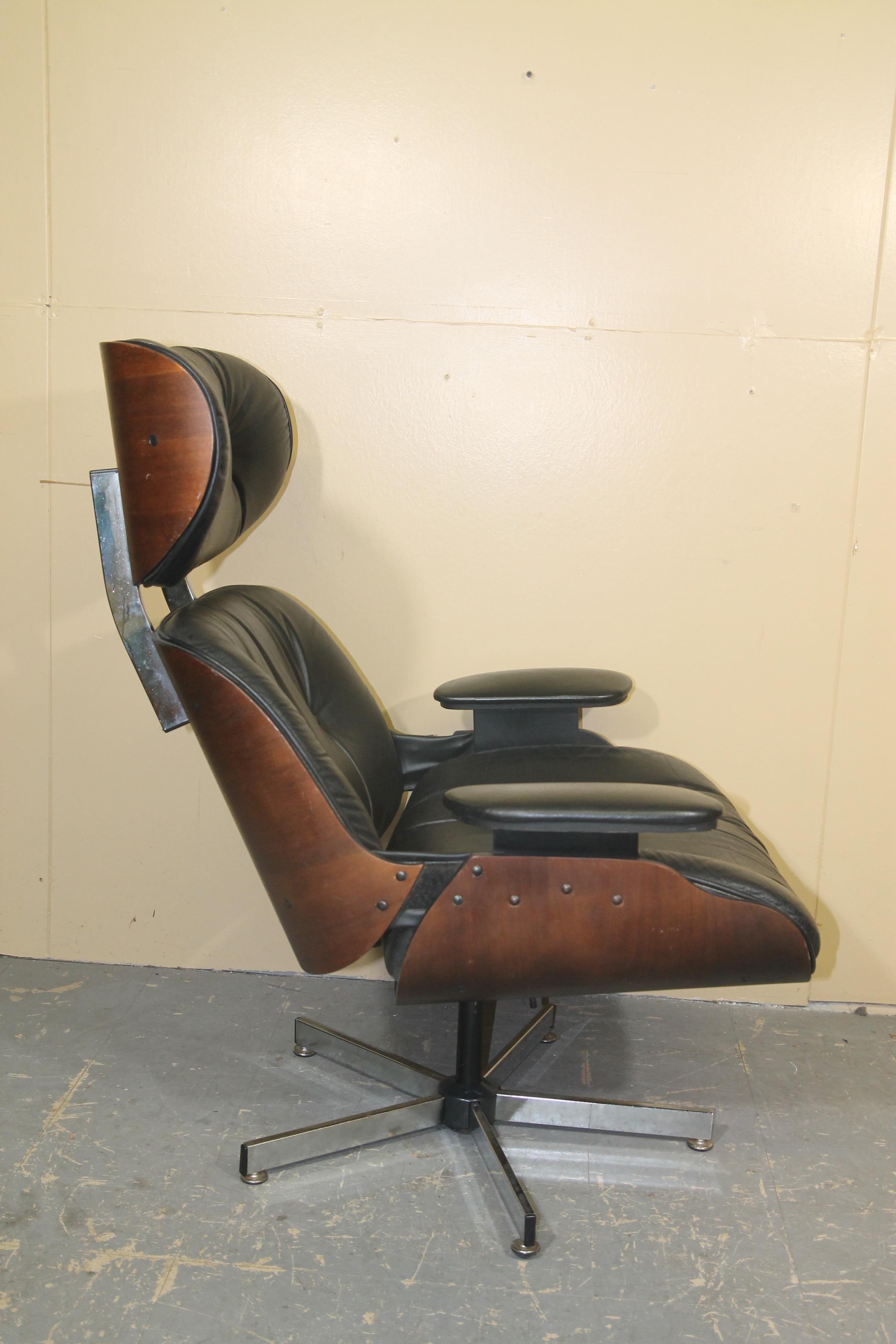 Plycraft Chair and Ottoman in the Style of the Eames 670 Lounge Chair In Good Condition In Asbury Park, NJ