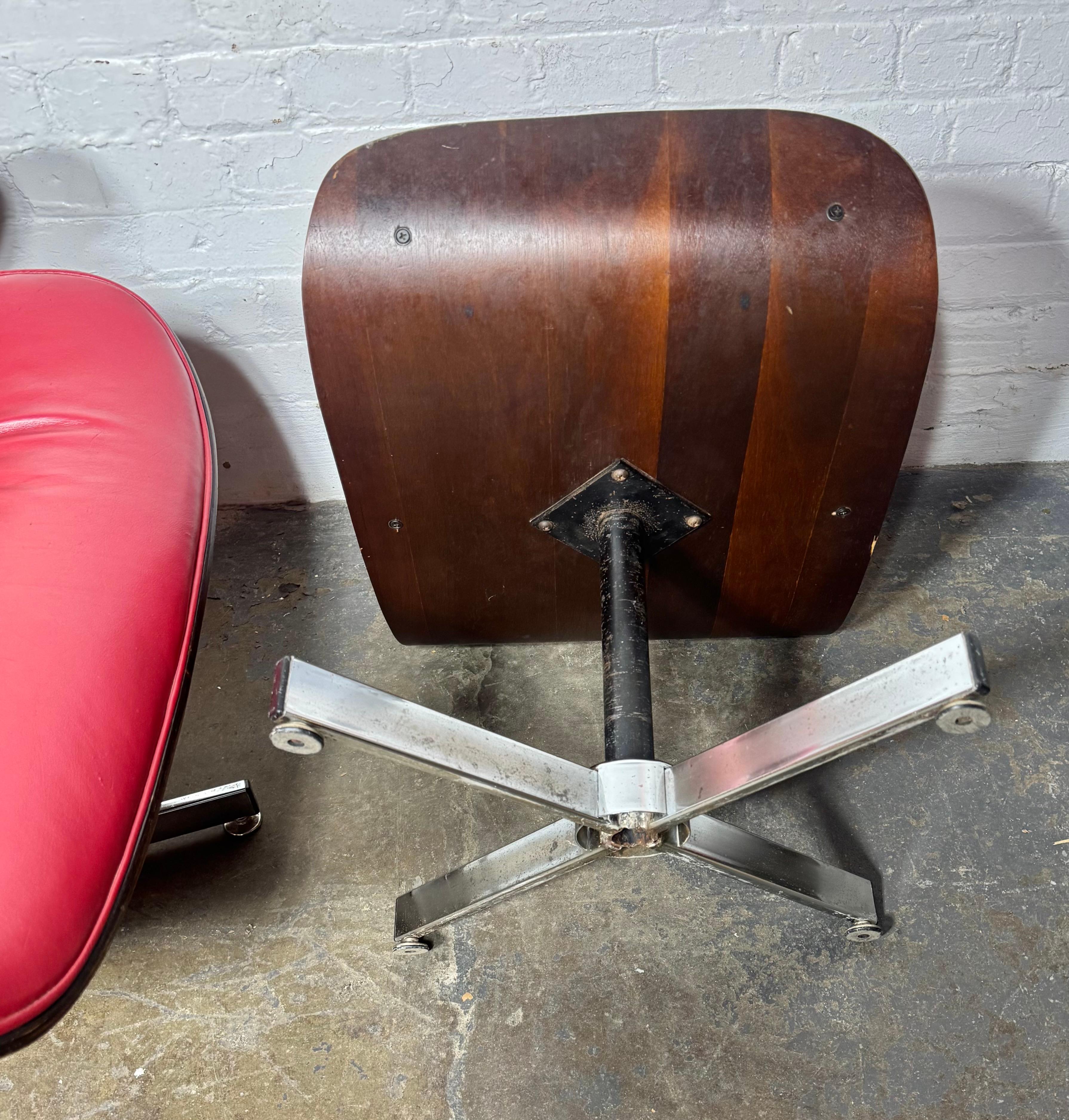Sedia da salotto e ottomana Plycraft, classico di metà secolo, PELLE ROSSA in vendita 3