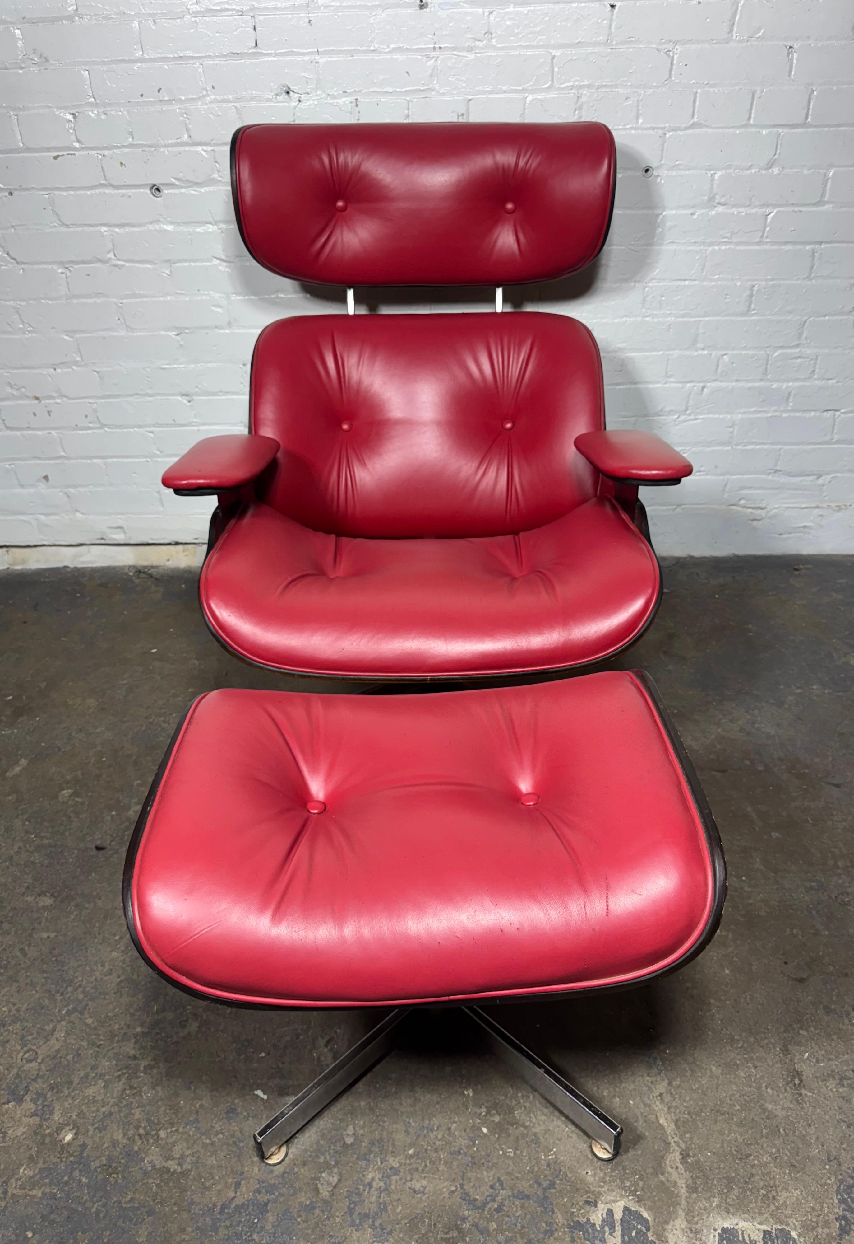 Design classico e modernista! Sedia da salotto scultorea e ottomana, prodotti dalla Plycraft Company, America, circa anni '70. Chiaramente influenzata dalla Charles and Ray Eames 670 & 671 Lounge Chair and Ottoman di Herman Miller, ma con un design