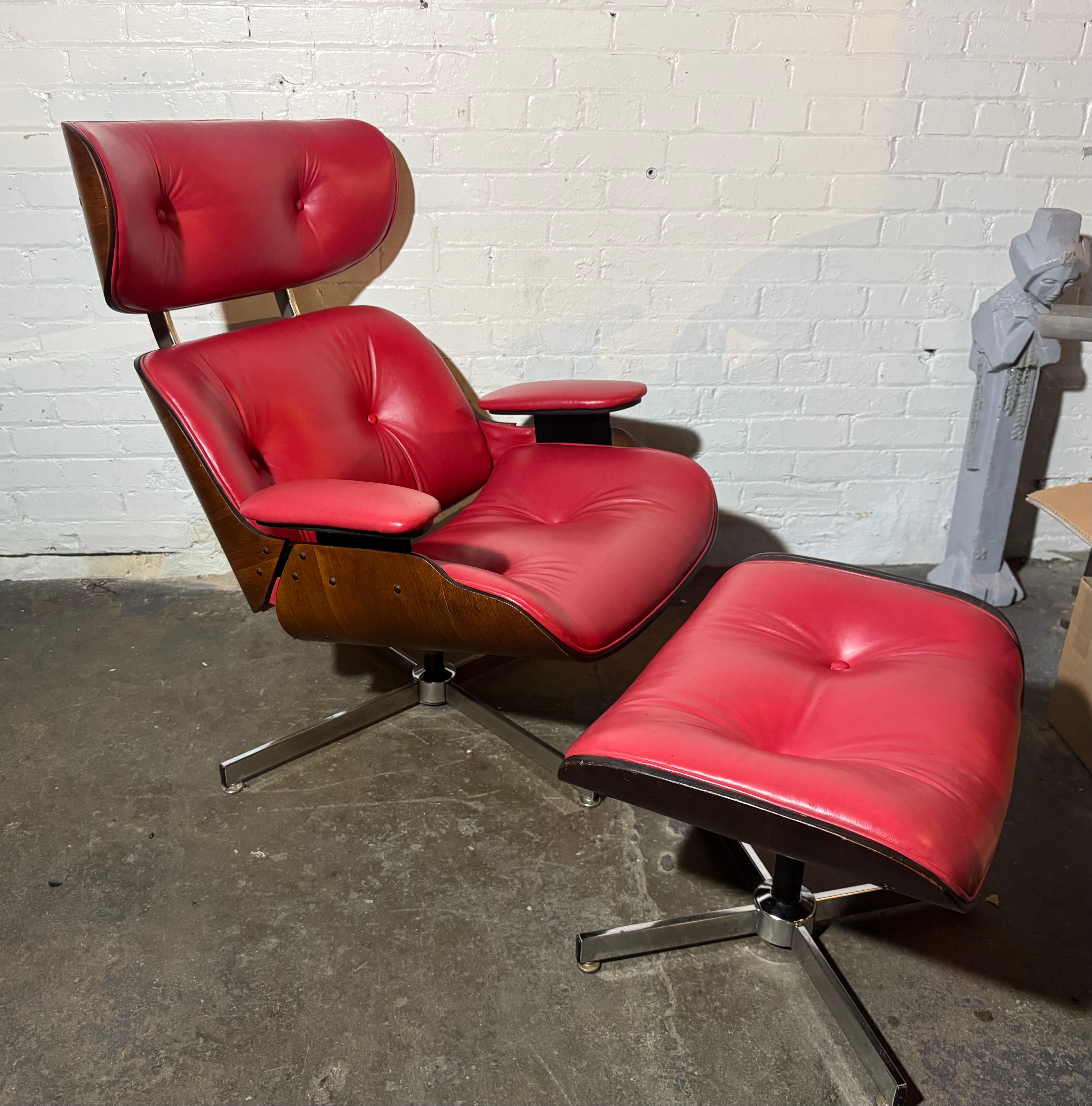 Mid-Century moderno Sedia da salotto e ottomana Plycraft, classico di metà secolo, PELLE ROSSA in vendita