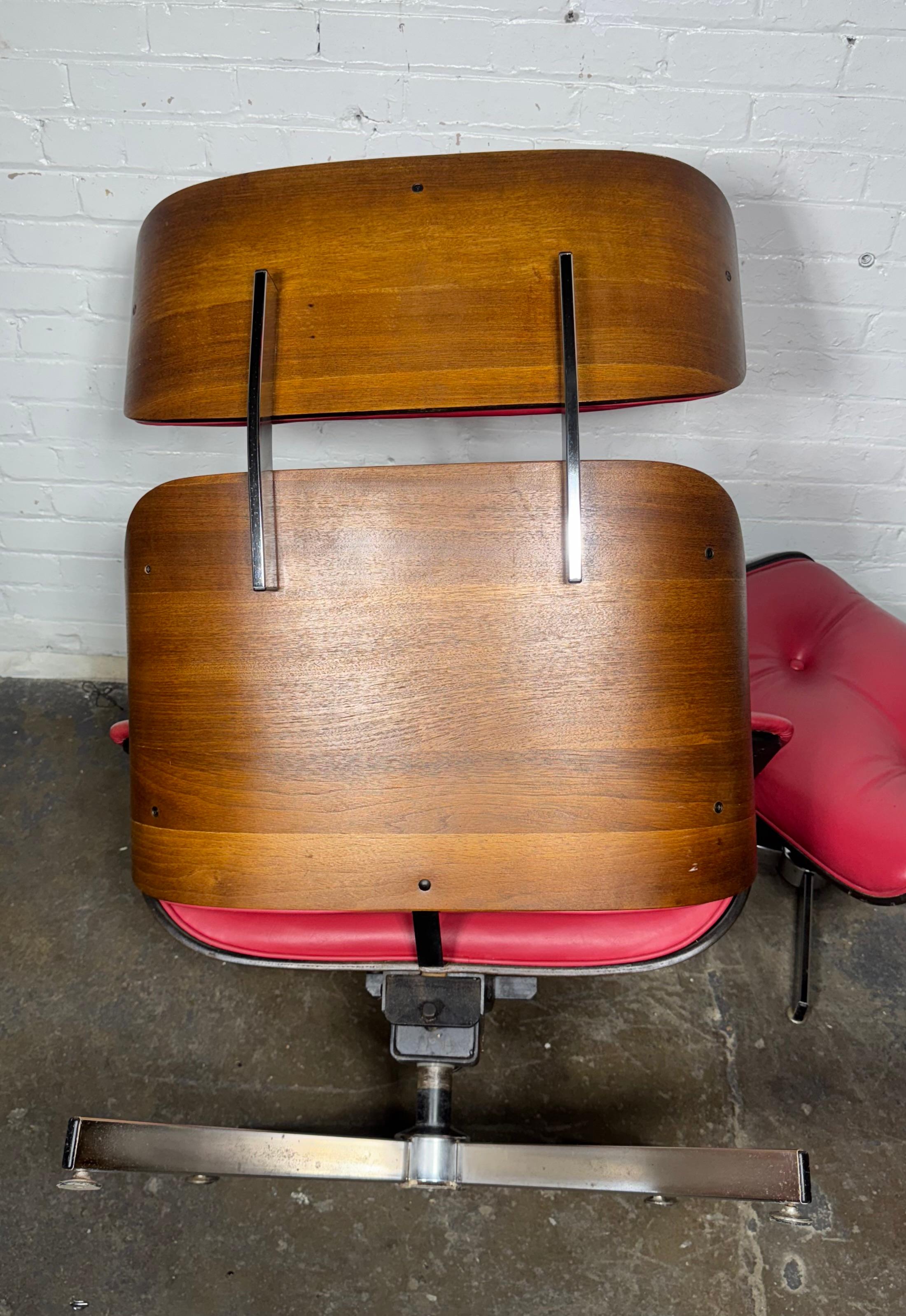Americano Sedia da salotto e ottomana Plycraft, classico di metà secolo, PELLE ROSSA in vendita