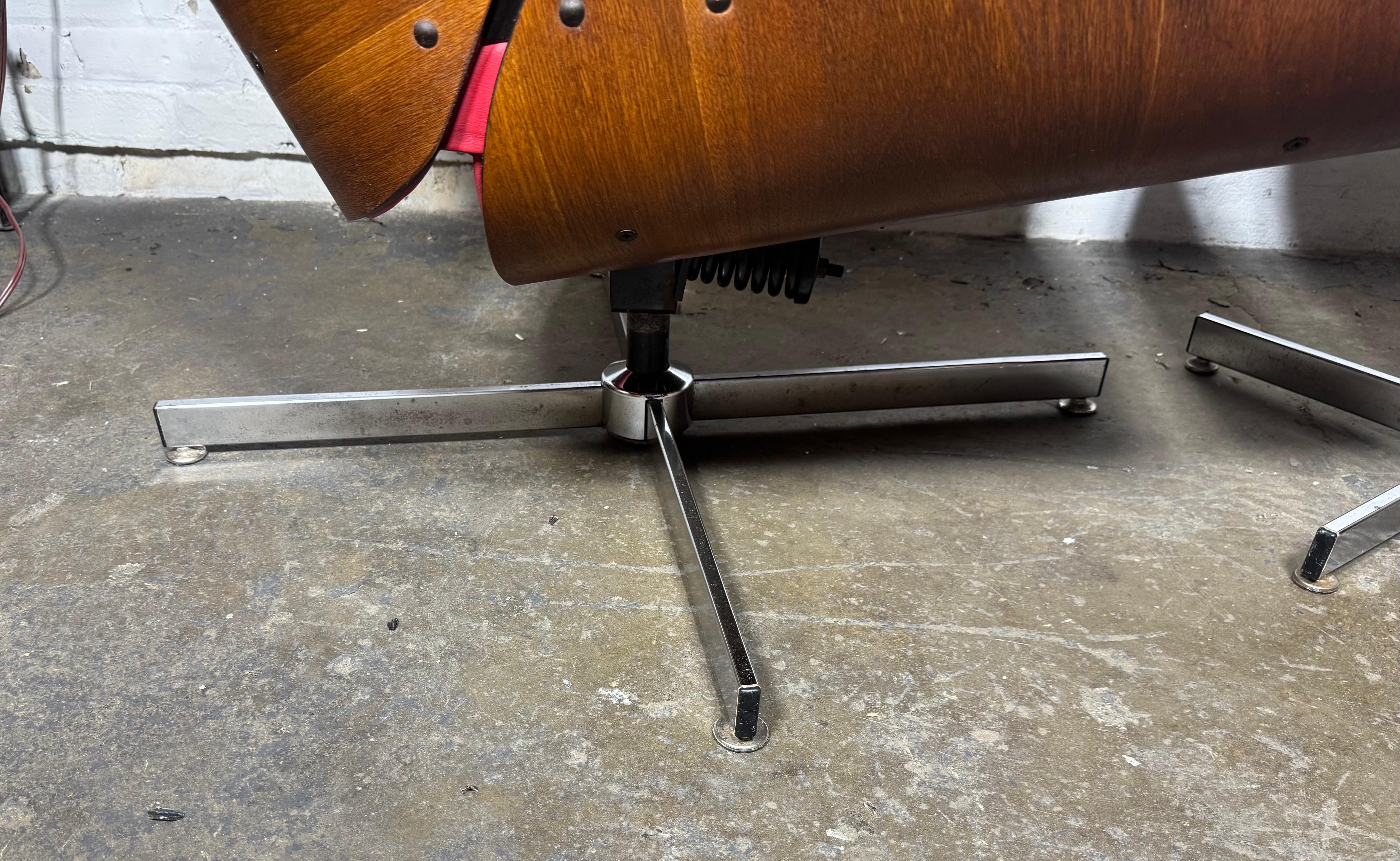Fine XX secolo Sedia da salotto e ottomana Plycraft, classico di metà secolo, PELLE ROSSA in vendita