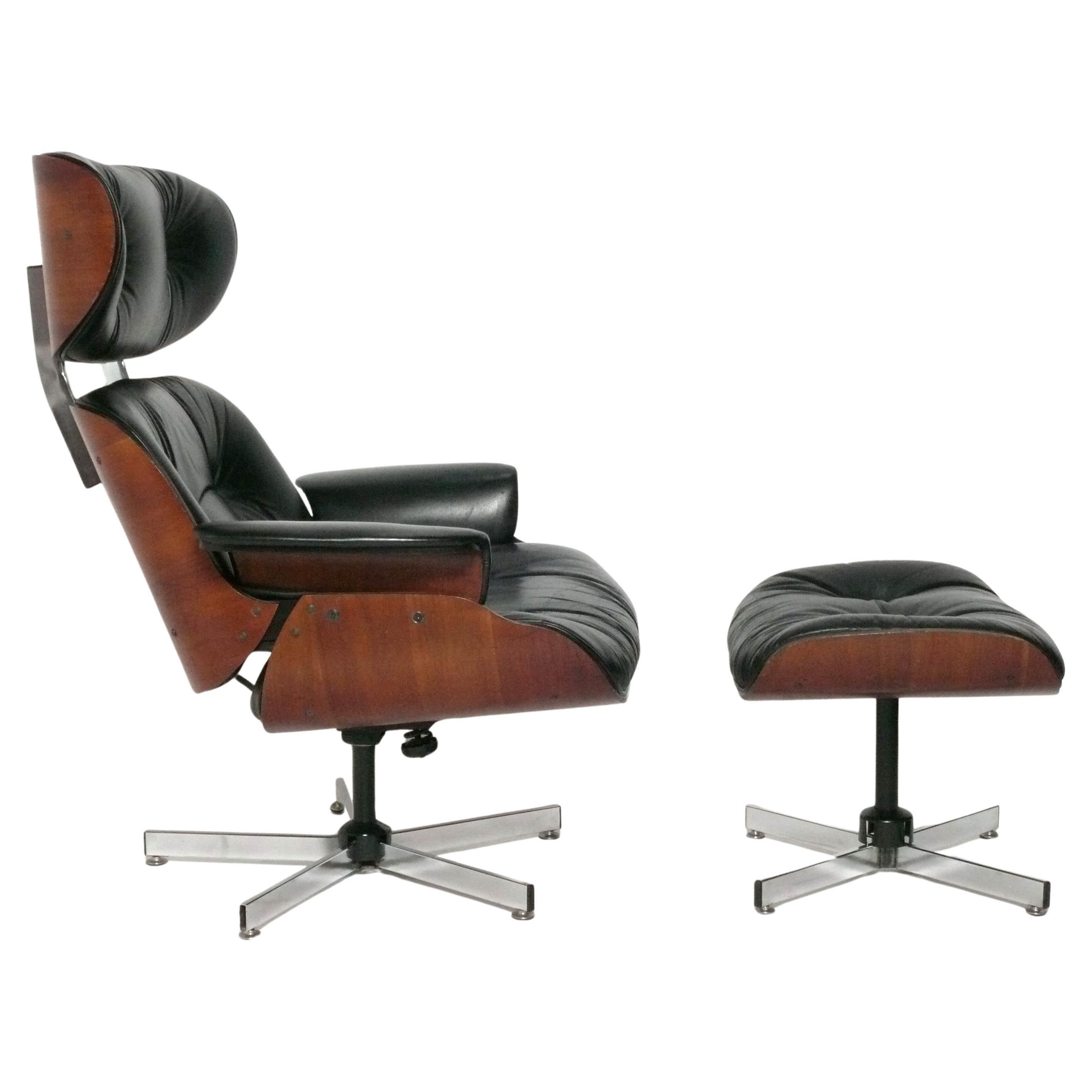 Silla de salón escultural y otomana, fabricadas por la empresa Plycraft, EE.UU., hacia la década de 1970. Claramente influenciada por la Silla Lounge y Otomana 670 y 671 de Charles and Ray Eames de Herman Miller, pero con un diseño propio y único.