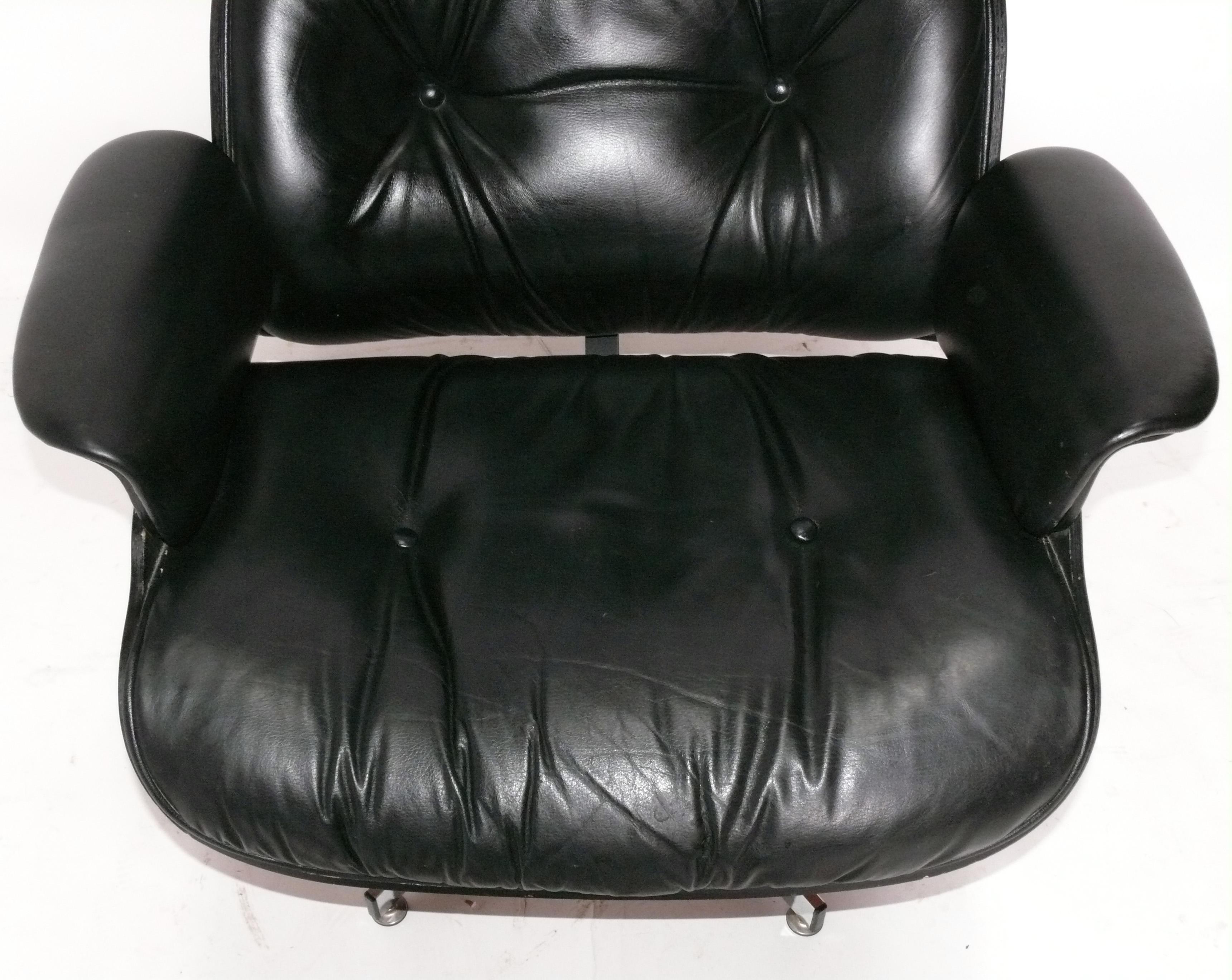 Silla Lounge y Otomana Plycraft finales del siglo XX en venta