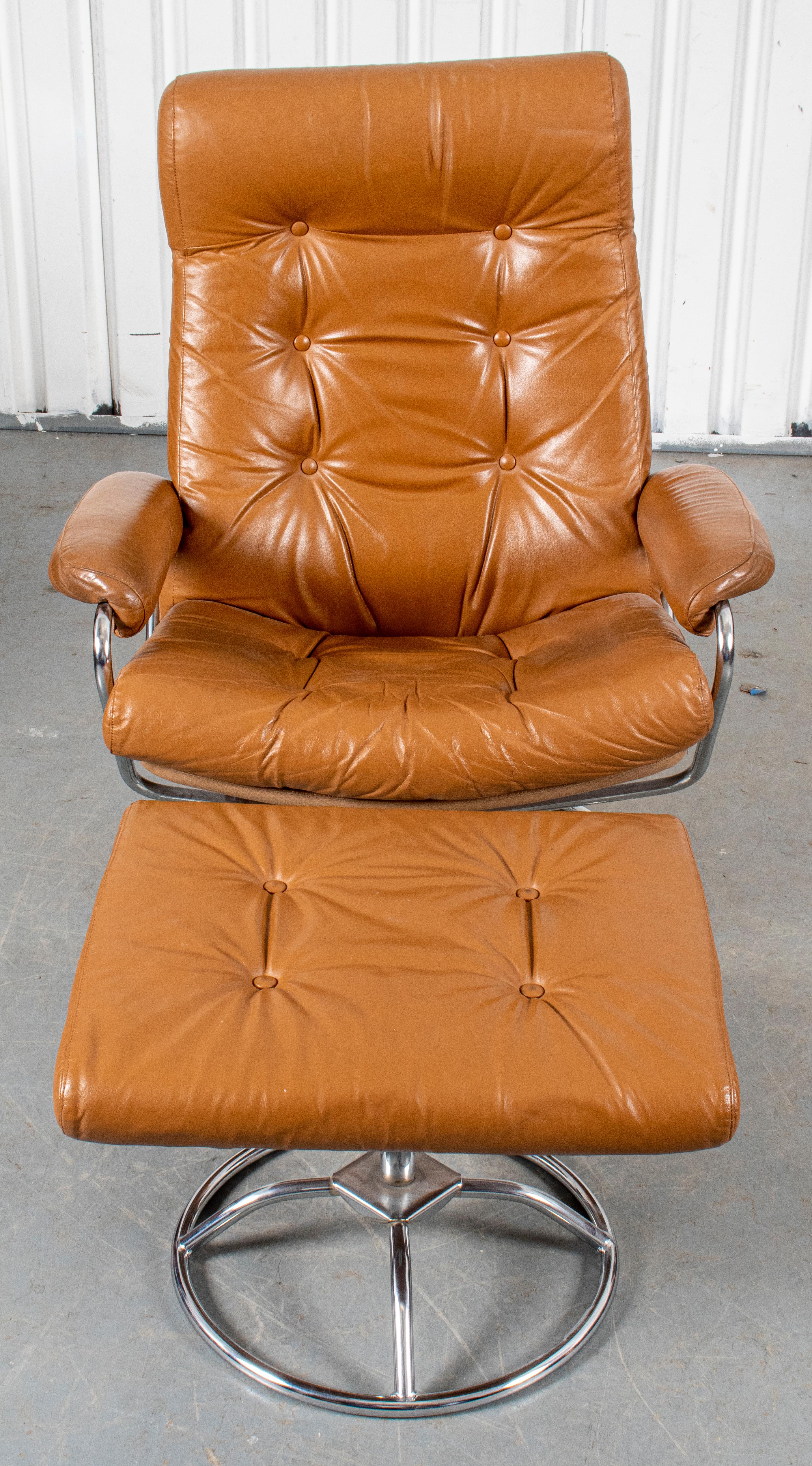 Plycraft Mid-Century Modern reclining lounge chair and ottoman with swivel bases and leather upholstery.

Measurements: 38