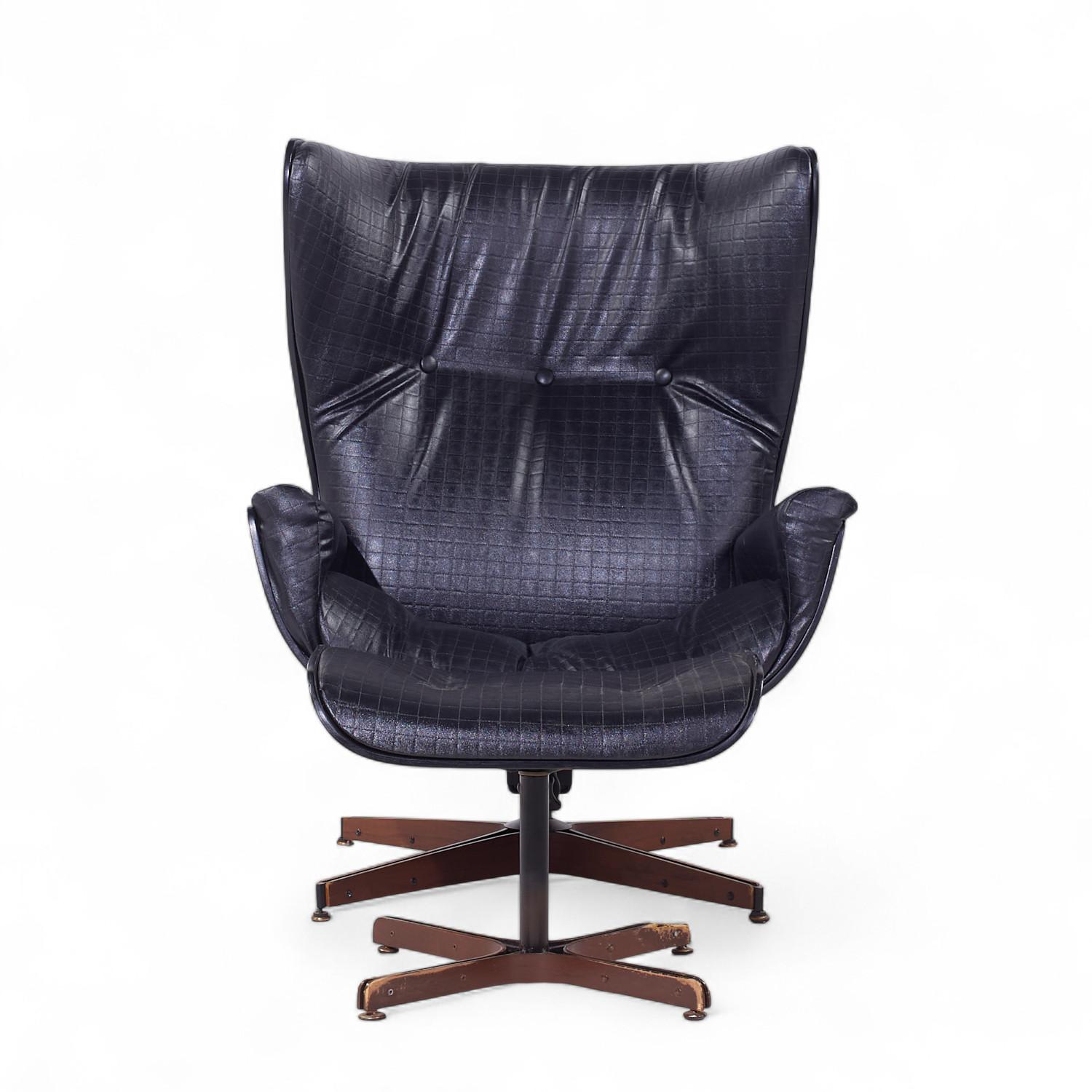 Plycraft Mid Century Walnut Mr. Chair with Ottoman (en anglais)

La chaise mesure : 32 large x 30 profond x 41,75 haut, avec une hauteur d'assise de 14 pouces et une hauteur d'accoudoir / dégagement de la chaise de 23 pouces.
Le pouf mesure : 21 de