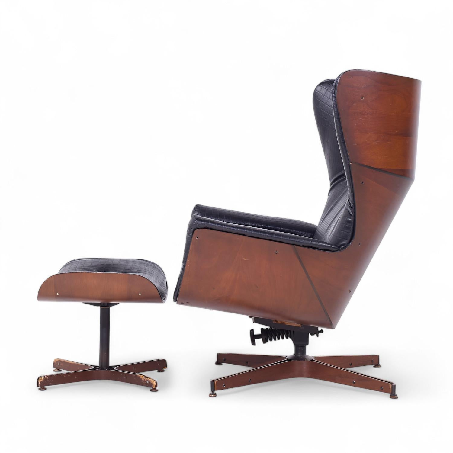 Américain Plycraft Mid Century Walnut Mr. Chair with Ottoman (en anglais) en vente