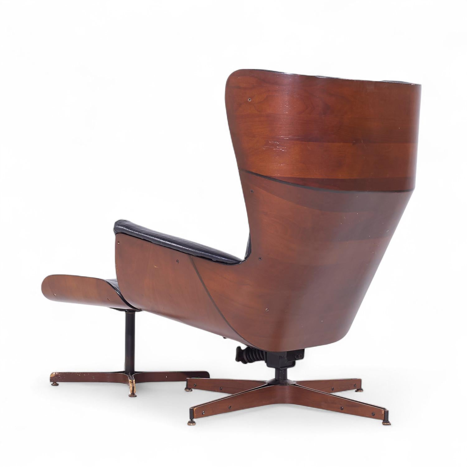 Plycraft Mid Century Walnut Mr. Chair with Ottoman (en anglais) Bon état - En vente à Countryside, IL