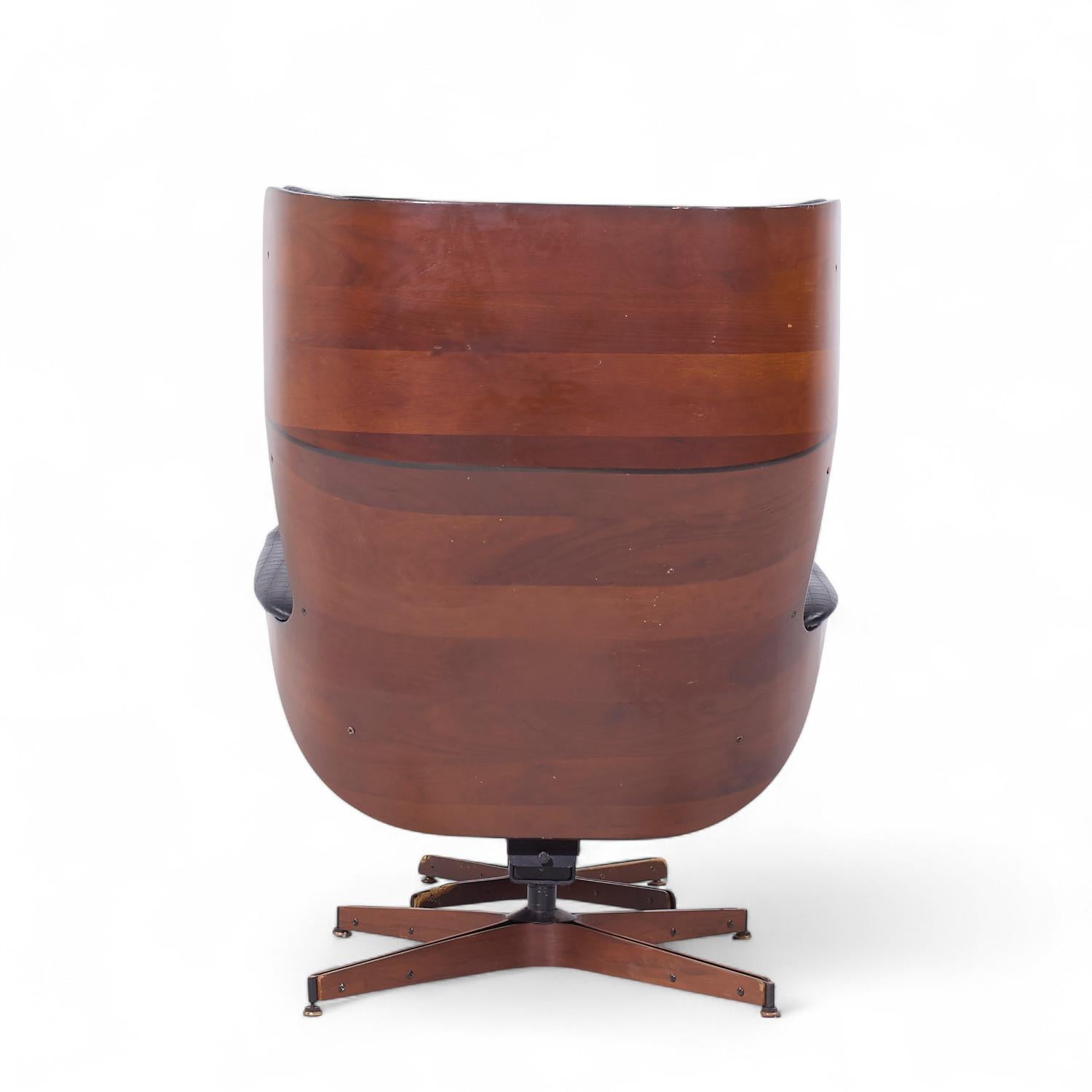 20ième siècle Plycraft Mid Century Walnut Mr. Chair with Ottoman (en anglais) en vente