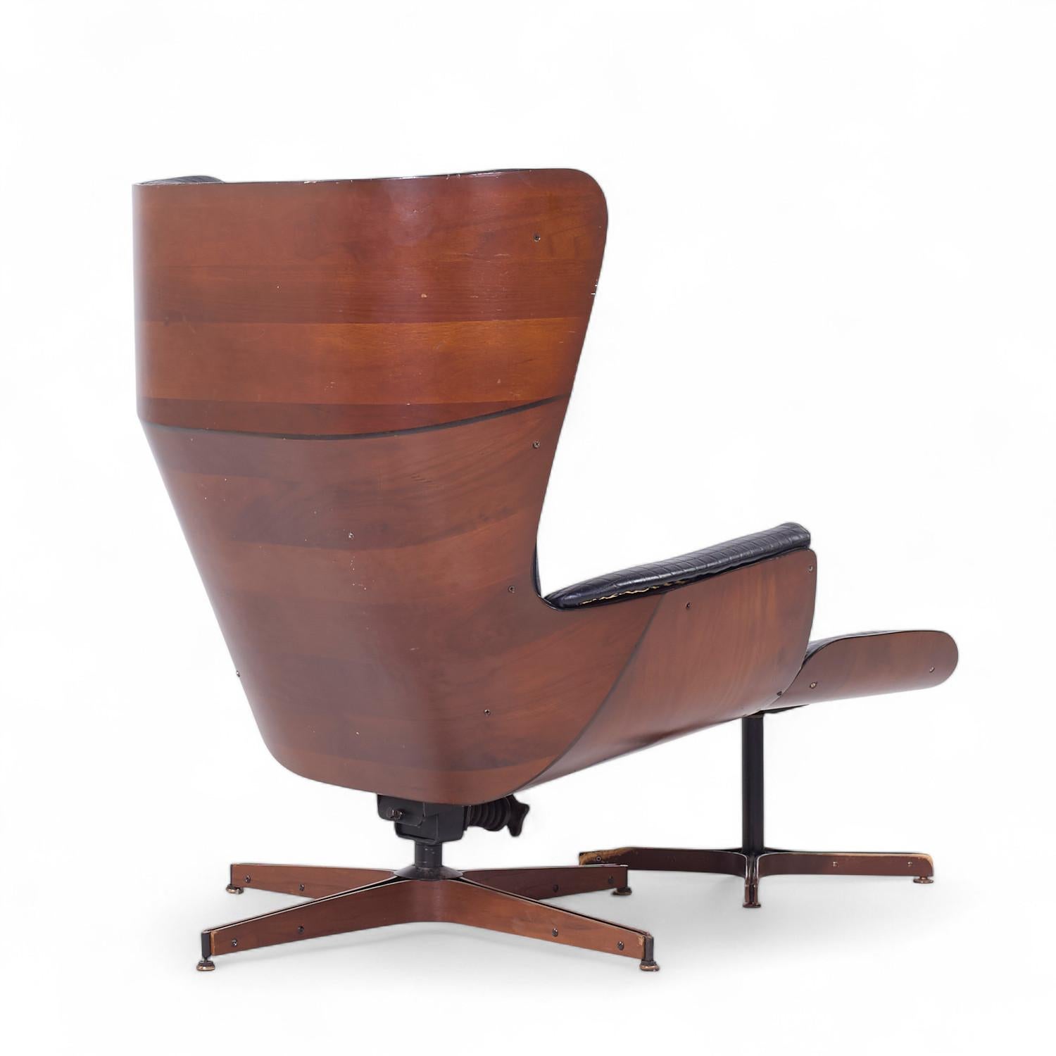 Tissu d'ameublement Plycraft Mid Century Walnut Mr. Chair with Ottoman (en anglais) en vente