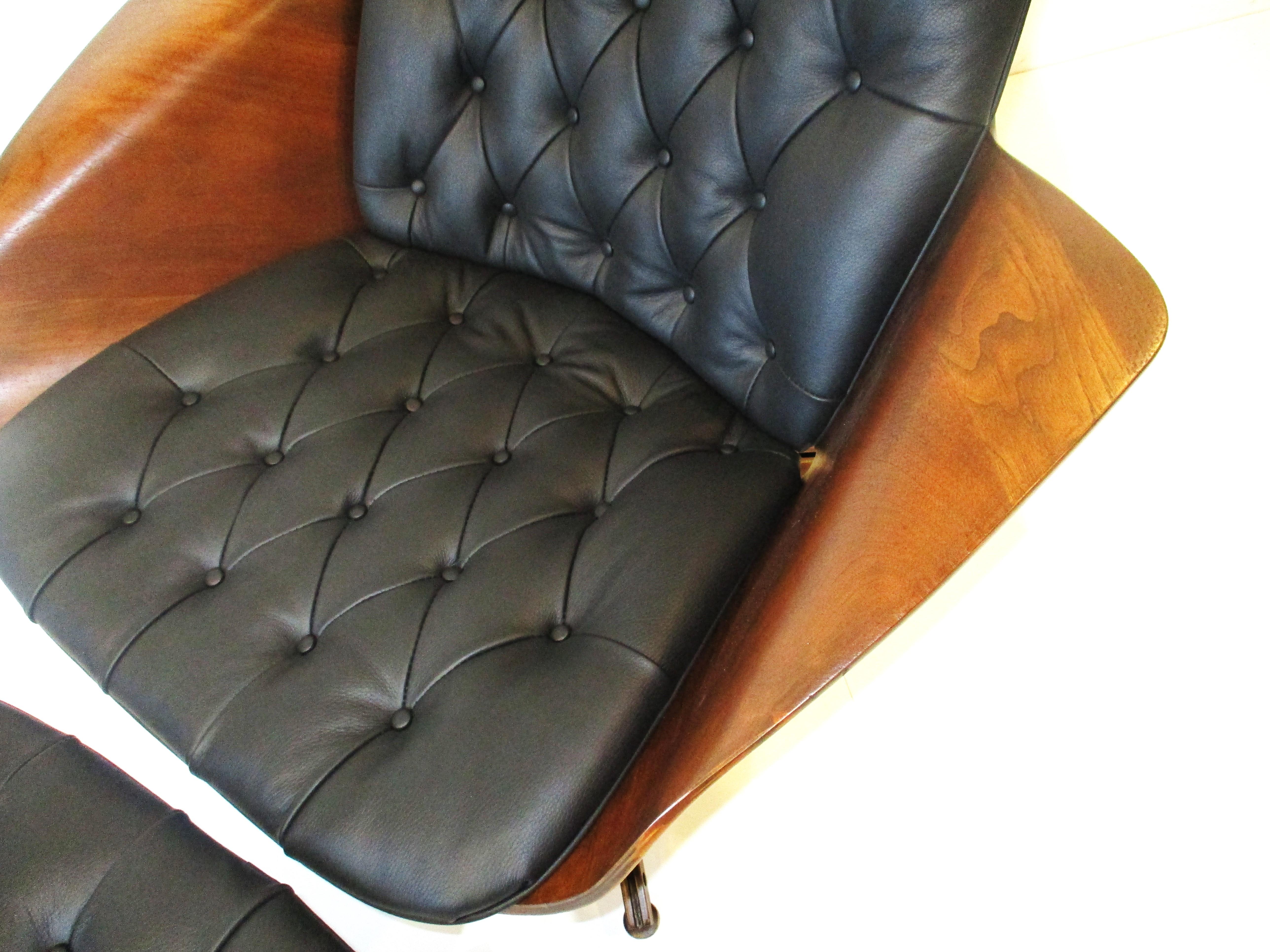 Plycraft Mr. Chair Walnut and Leather Lounge with Ottoman by George Mulhauser In Good Condition In Cincinnati, OH