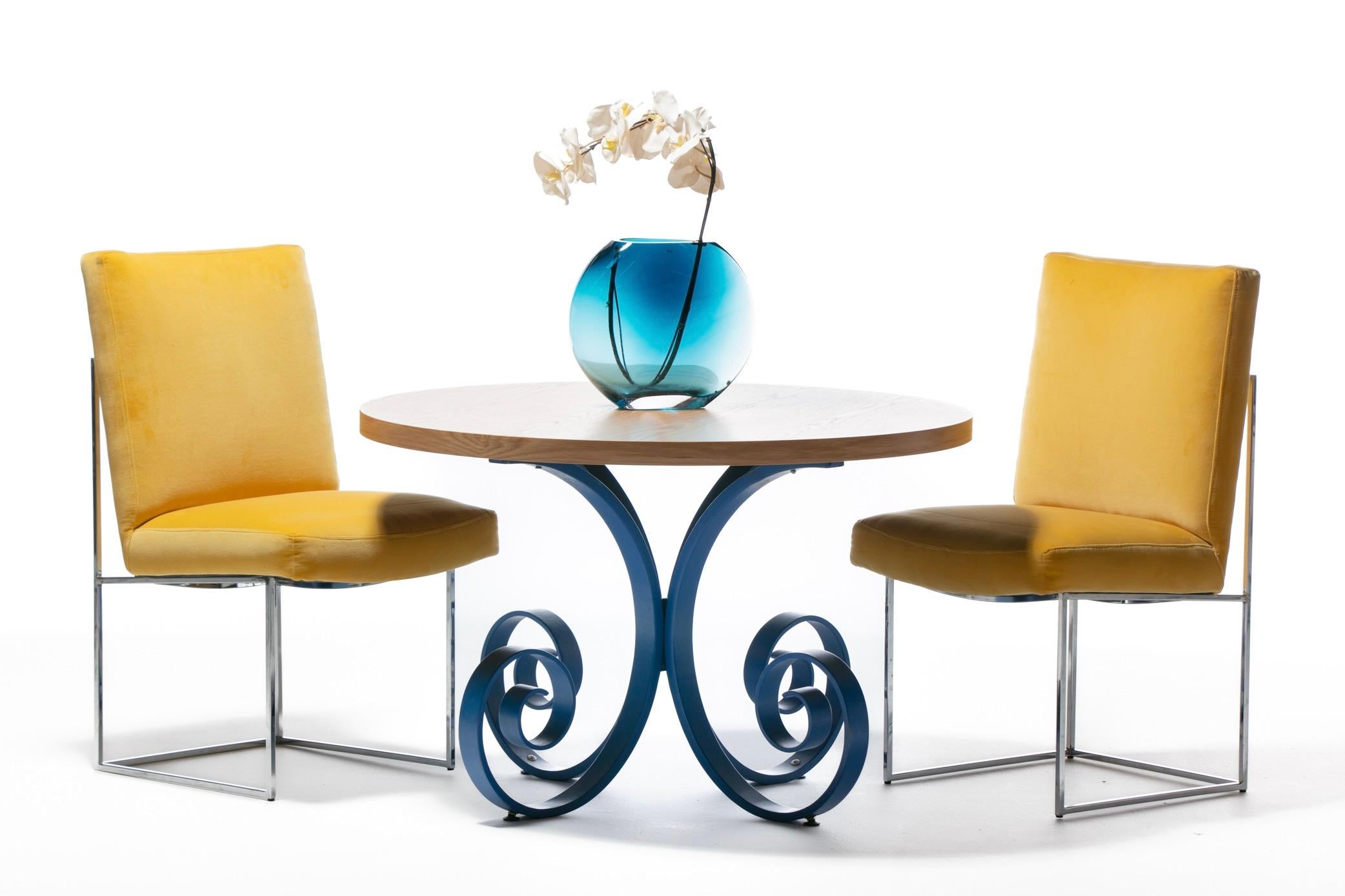 Mesa Sultana, gregaria y escultural, diseñada por George Mulhauser, con tablero de roble y patas curvadas lacadas en azul. Fabricada por Plycraft en los años 50, esta mesa Sultana es arte mueble. El tablero de roble recién repintado profesionalmente