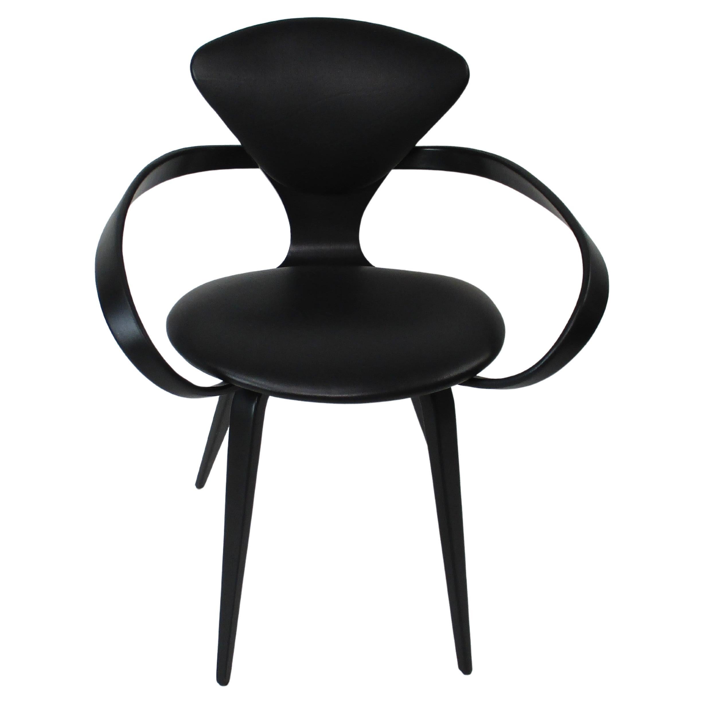 Fauteuil en bois courbé noir avec dossier et assise tapissés assortis, conçu par Paul Goldman. Appelée chaise Pretzel en raison de la configuration unique de ses accoudoirs et de ses pieds, elle est un classique emblématique du milieu du siècle