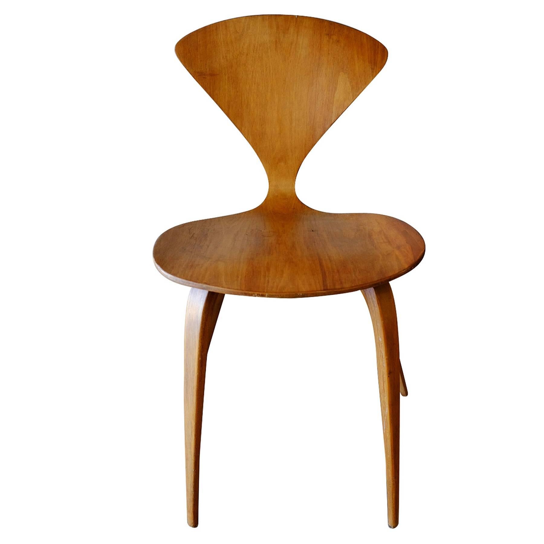 Set of four plycraft sculptural walnut dining chair designed by Norman Cherner made from steam form bent walnut plywood, circa 1950.

Professionally restored in 2019.