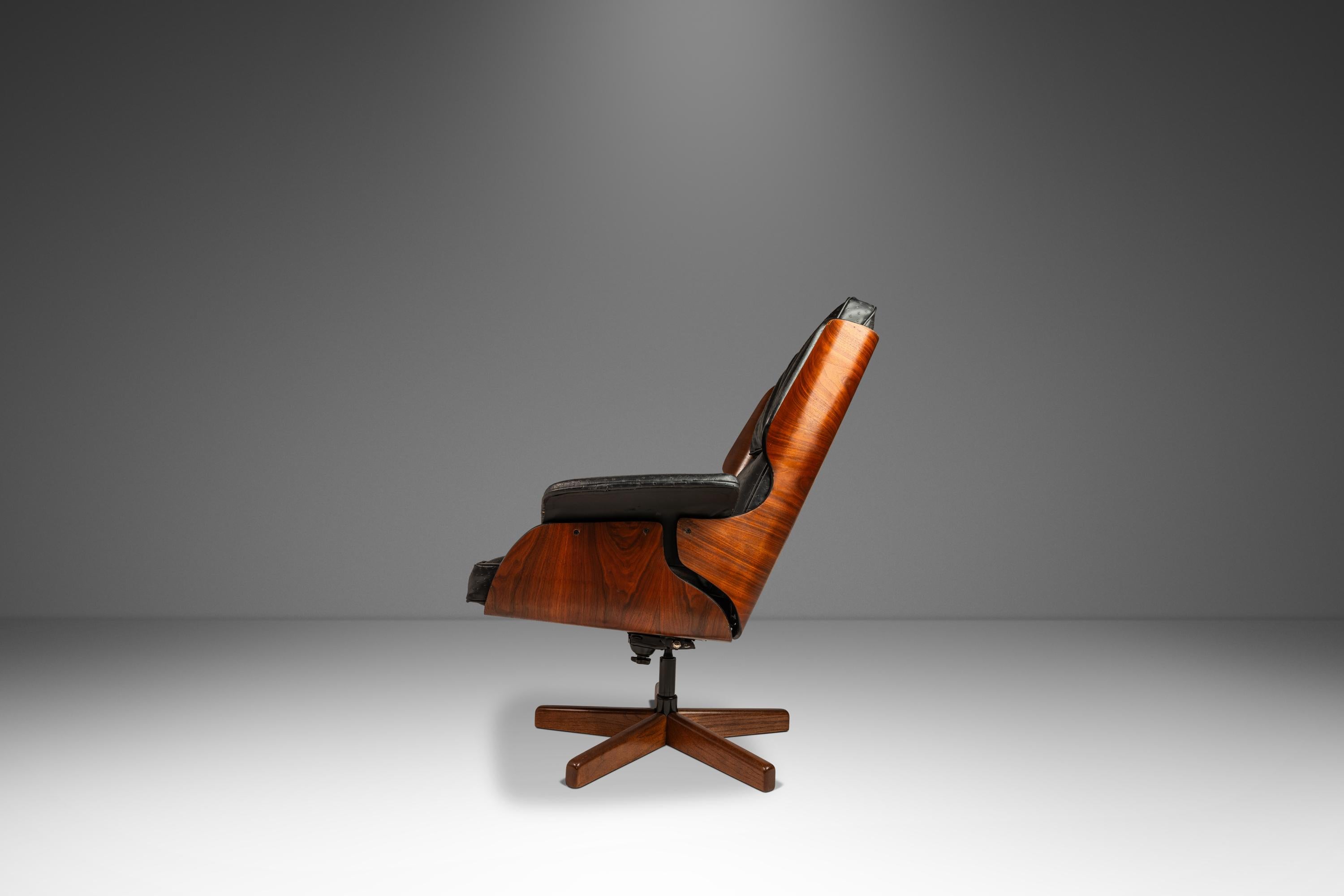 Presentamos una tumbona de madera curvada realmente extraordinaria, diseñada por el influyente Kipp Stewart para la alabada Design Line de Drexel. Fabricada a finales de la década de 1960, esta silla de madera curvada moldeada al estilo Plycraft