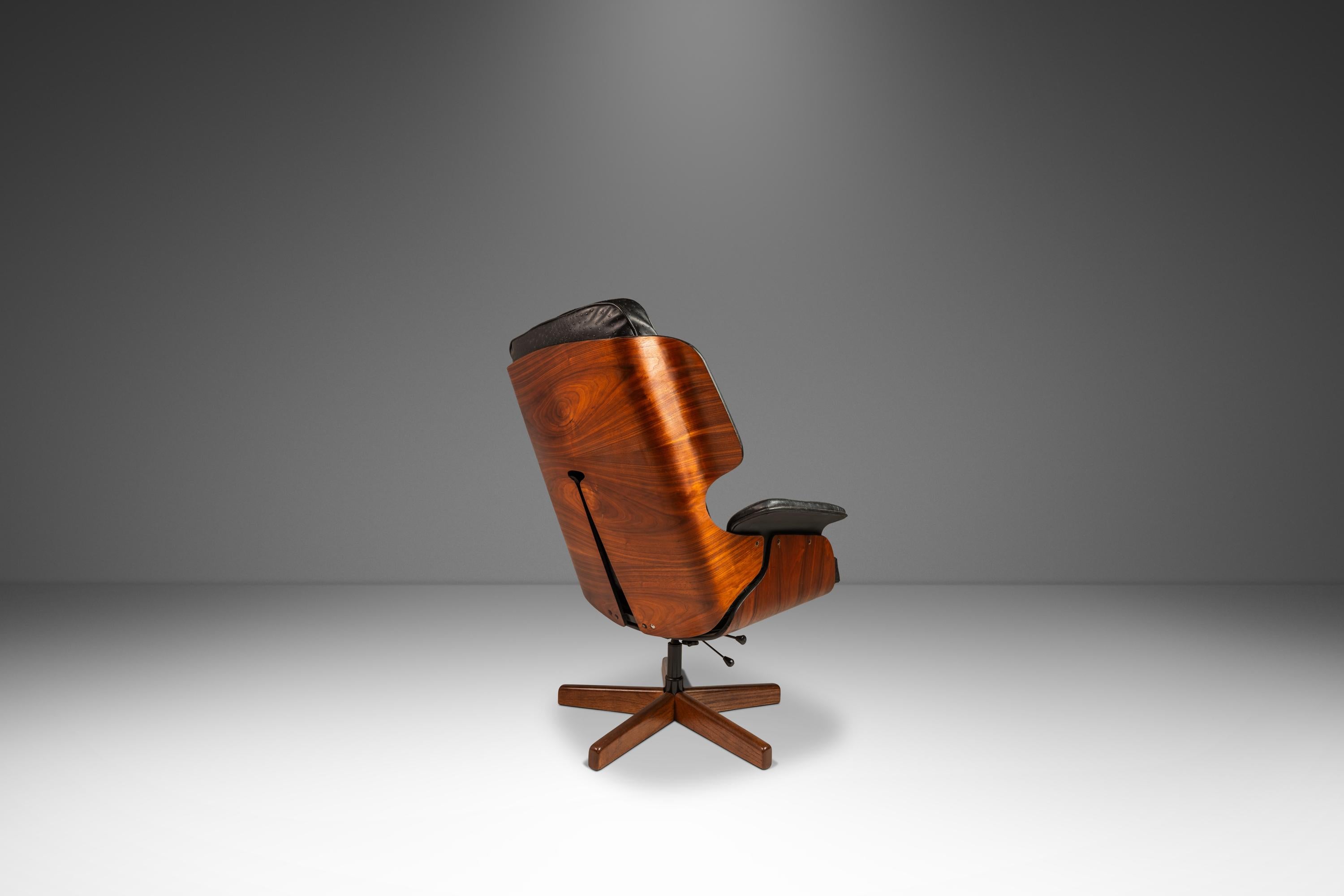 Silla de madera curvada estilo Plycraft, Kipp Stewart para Drexel Declaration, EE.UU., c. 1960 Nogal en venta