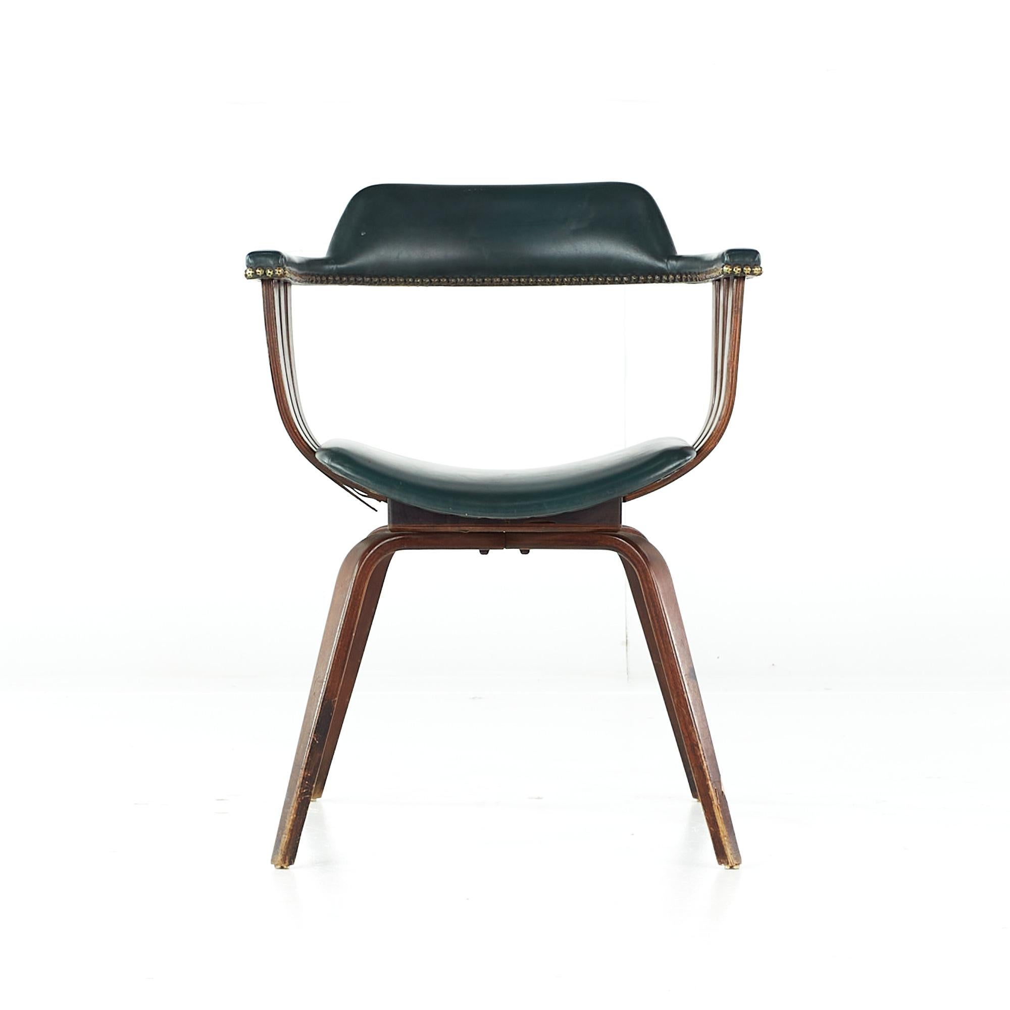 Sillón de nogal estilo Plycraft de mediados de siglo.

Esta silla mide 23,5 de ancho x 23 de fondo x 30,5 pulgadas de alto, con una altura del asiento de 17 y una altura de los brazos/holgura de la silla de 27,25 pulgadas.

Todos los muebles
