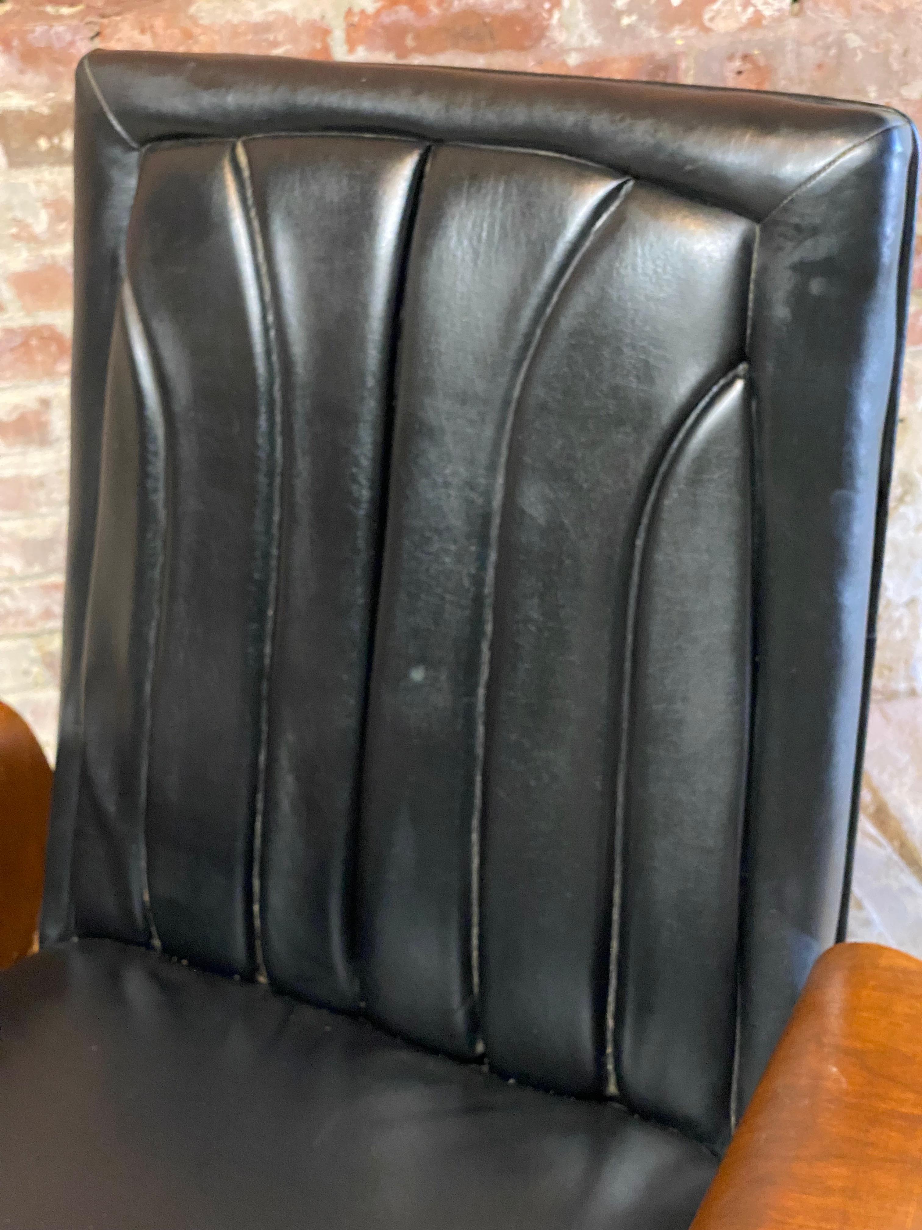 Plycraft Style Upholstering Chaise longue pivotante en bois de noyer et tapissée en vente 4