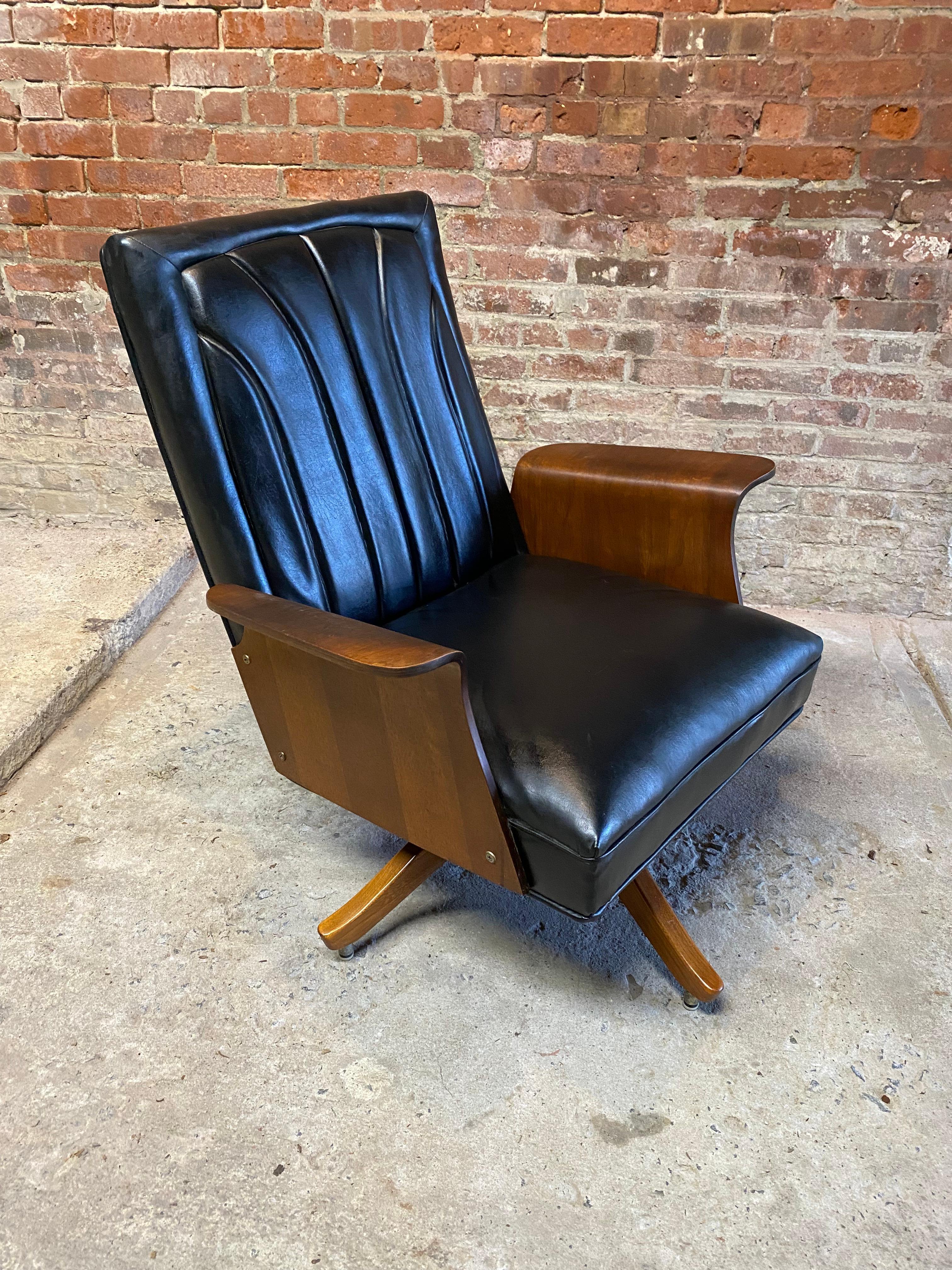 Mid-Century Modern Plycraft Style Walnut Bentwood and Upholstered Swivel Lounge Chair For Sale