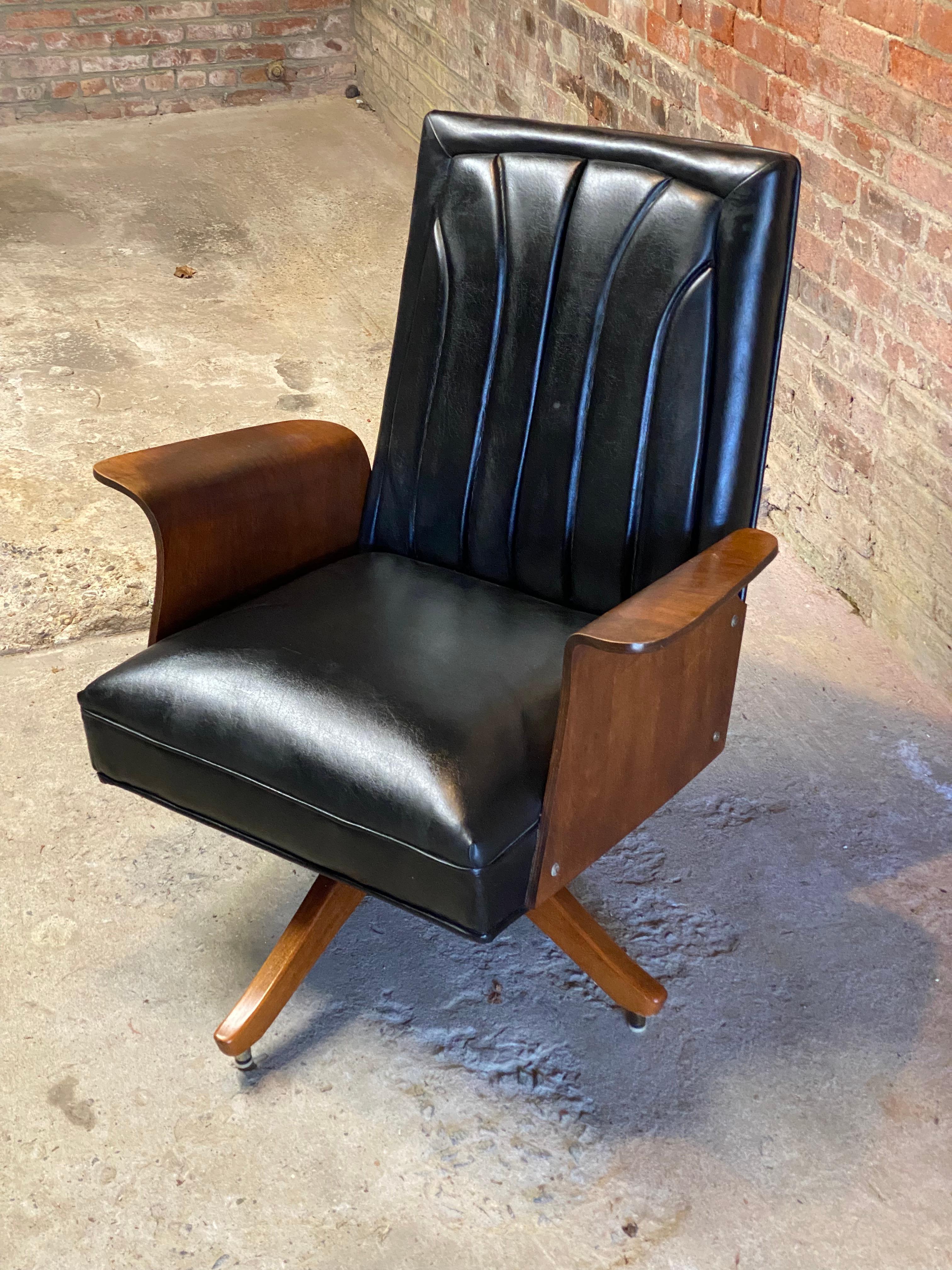 Américain Plycraft Style Upholstering Chaise longue pivotante en bois de noyer et tapissée en vente
